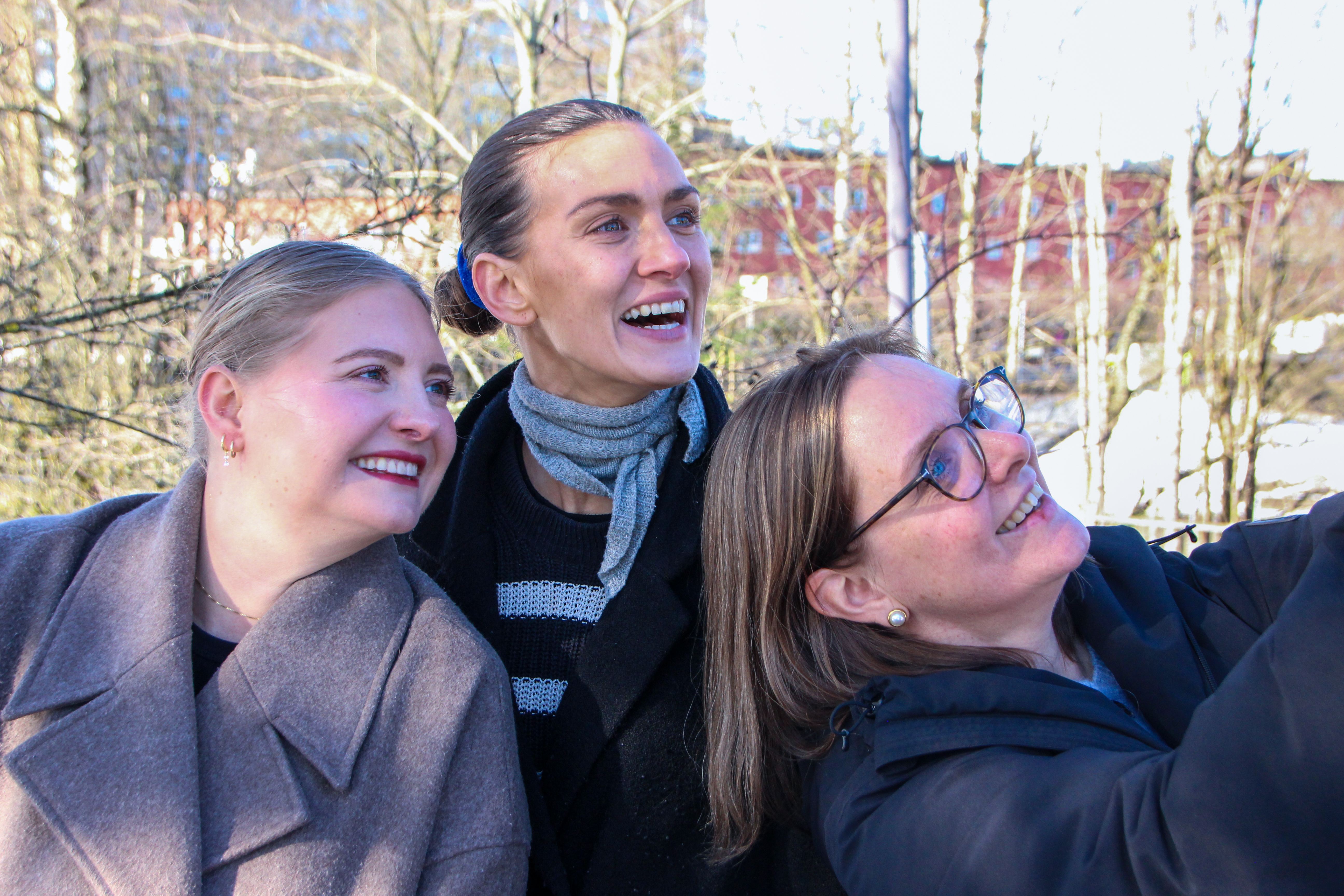 GRATULERER PÅ SØNDAG: Caroline Hammer (t.v.), Martine Myhre Shurdhiqi og Torgunn Kjølstad – sammen med resten av avisgjengen – sender en hilsen i anledning 8. mars. Fra avishuset til dere.