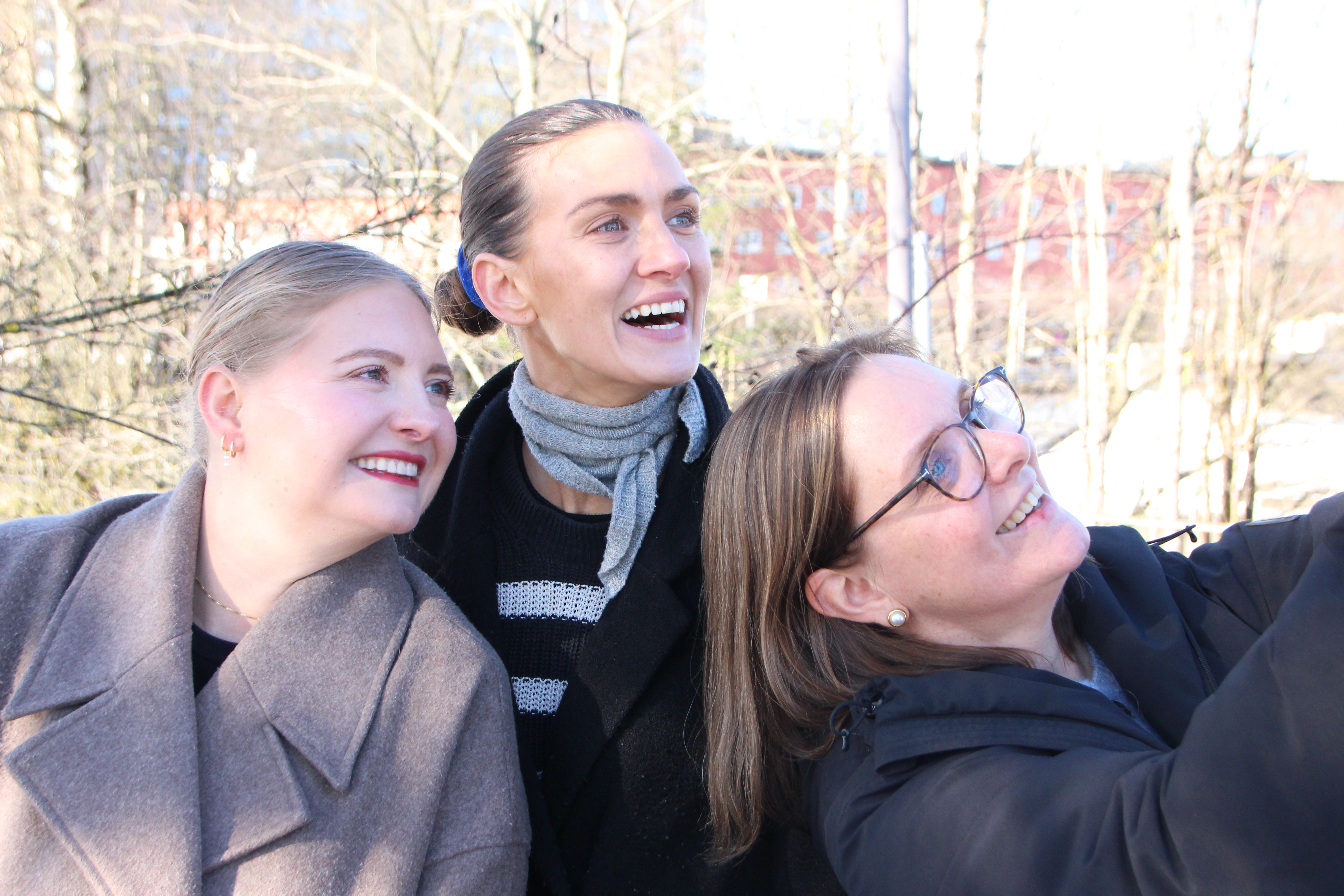 GRATULERER PÅ SØNDAG: Caroline Hammer (t.v.), Martine Myhre Shurdhiqi og Torgunn Kjølstad – sammen med resten av avisgjengen – sender en hilsen i anledning 8. mars. Fra avishuset til dere.