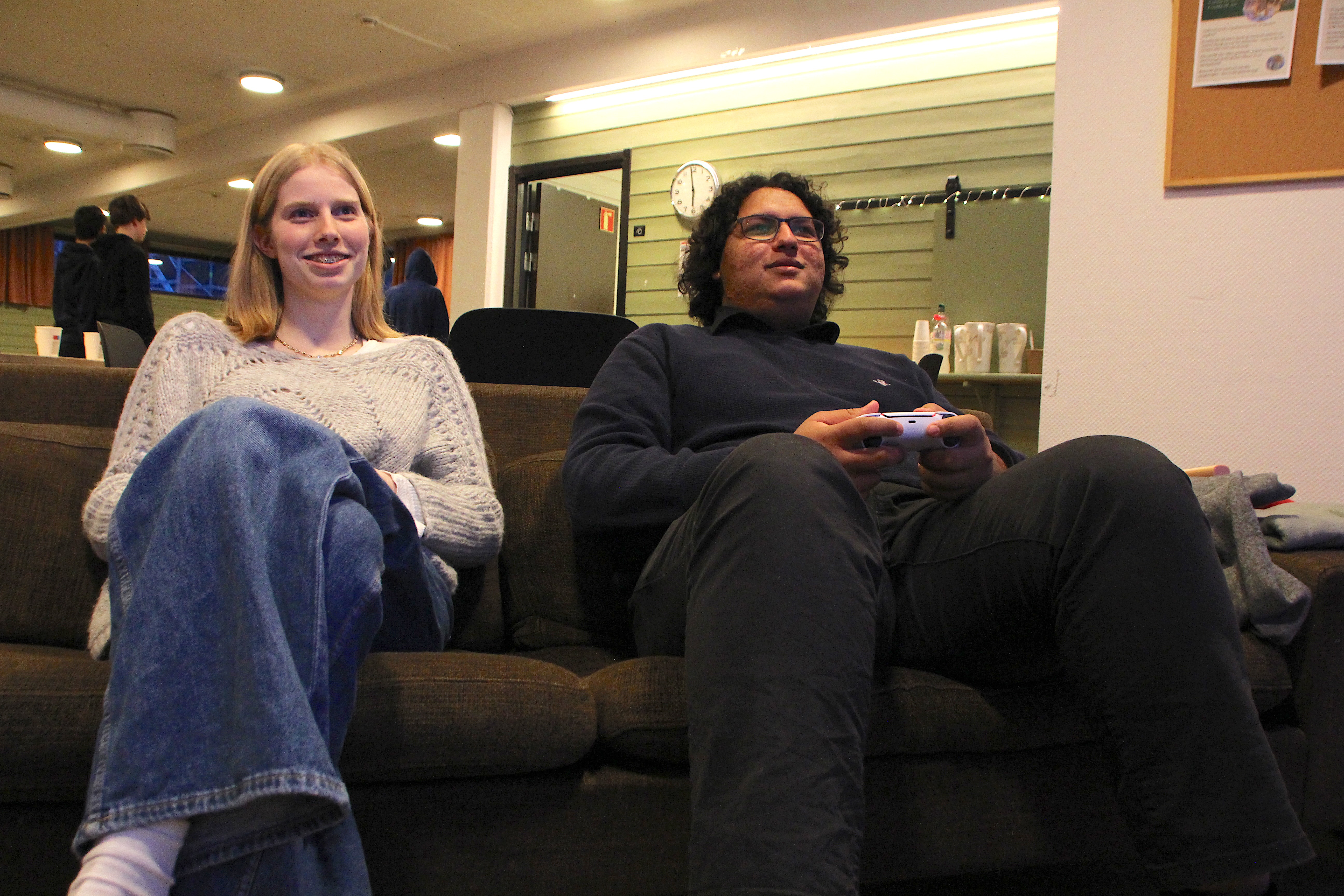 SLAPPE AV - OG VÆRE SEG SELV: Leah Larsen og Marcus Bjørnstad, akkurat her i gang med en svært meget intens duell på Playstation. Duoen håper mange ungdommer benytter seg av muligheten til å rett og slett slappe av og ha det moro på Mat&Chill.