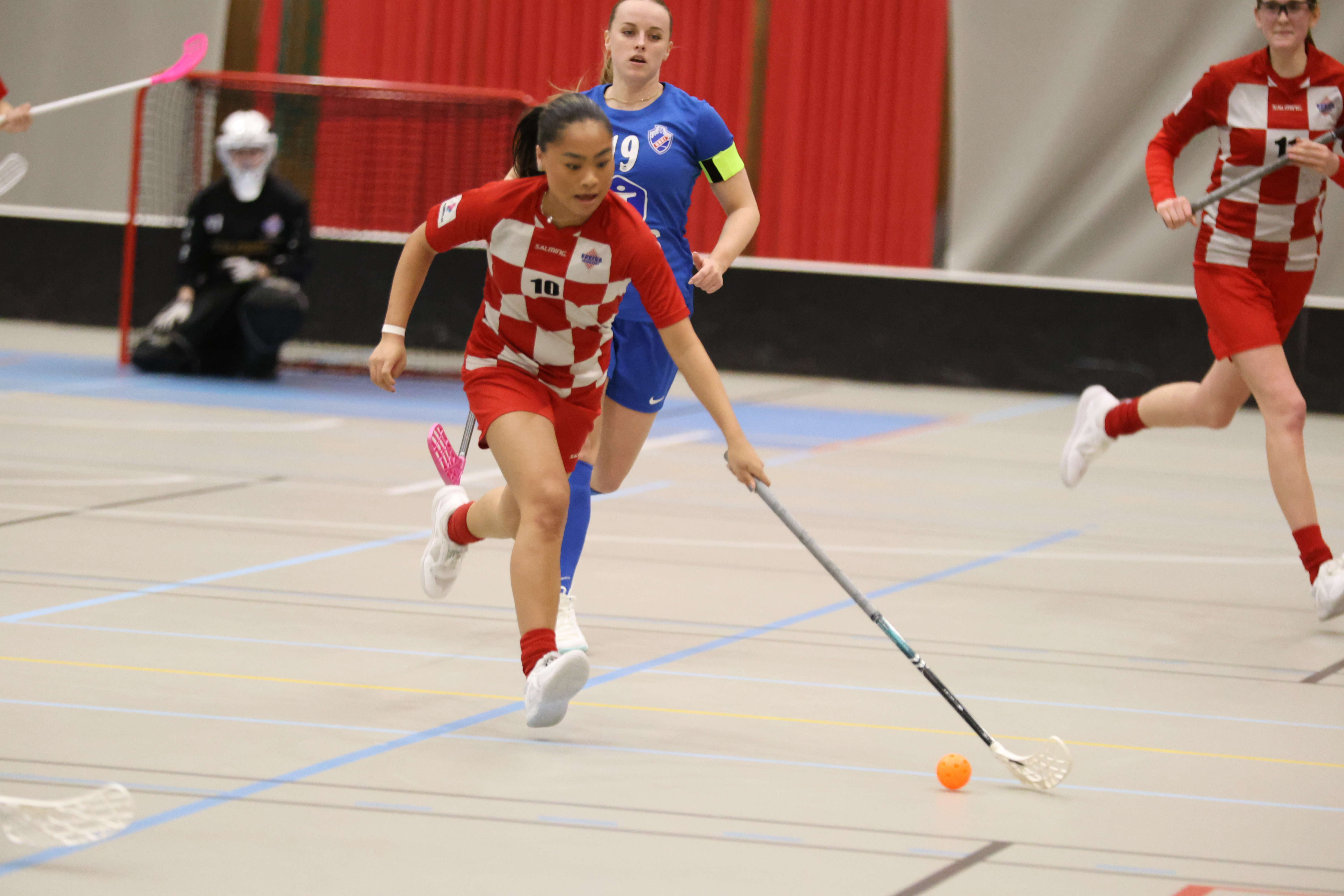 HANGLET INN FJERDEPLASSEN: Målgarantist Pho Rendaldsvik var sterkt delaktig i at Sveiva fikk med seg ett poeng mot Østensjø - og sikret fjerdeplassen i serien. Her fra lokalderbyet mot Grei tidligere i år. 