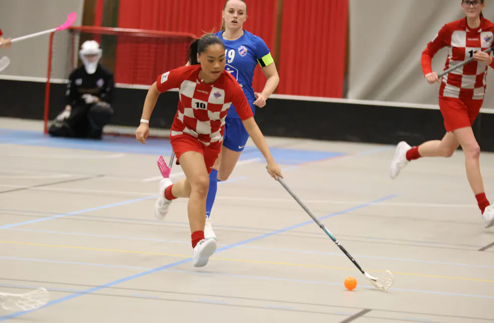 HANGLET INN FJERDEPLASSEN: Målgarantist Pho Rendaldsvik var sterkt delaktig i at Sveiva fikk med seg ett poeng mot Østensjø - og sikret fjerdeplassen i serien. Her fra lokalderbyet mot Grei tidligere i år.