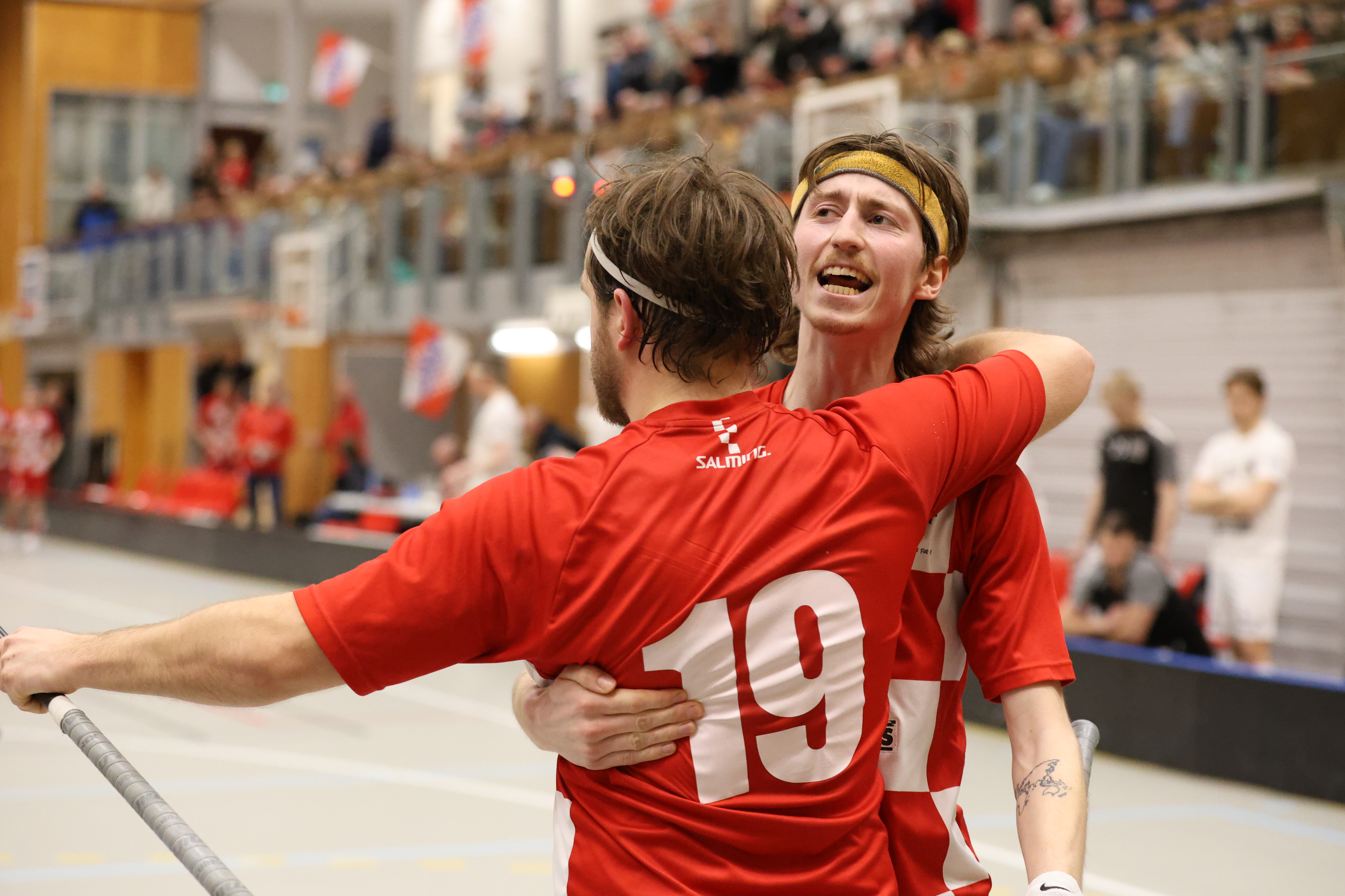 INTENS AVSLUTNING: Sveiva er klare for semifinale i innebandy-NM etter to smått utrolige comebacks mot Greåker. 