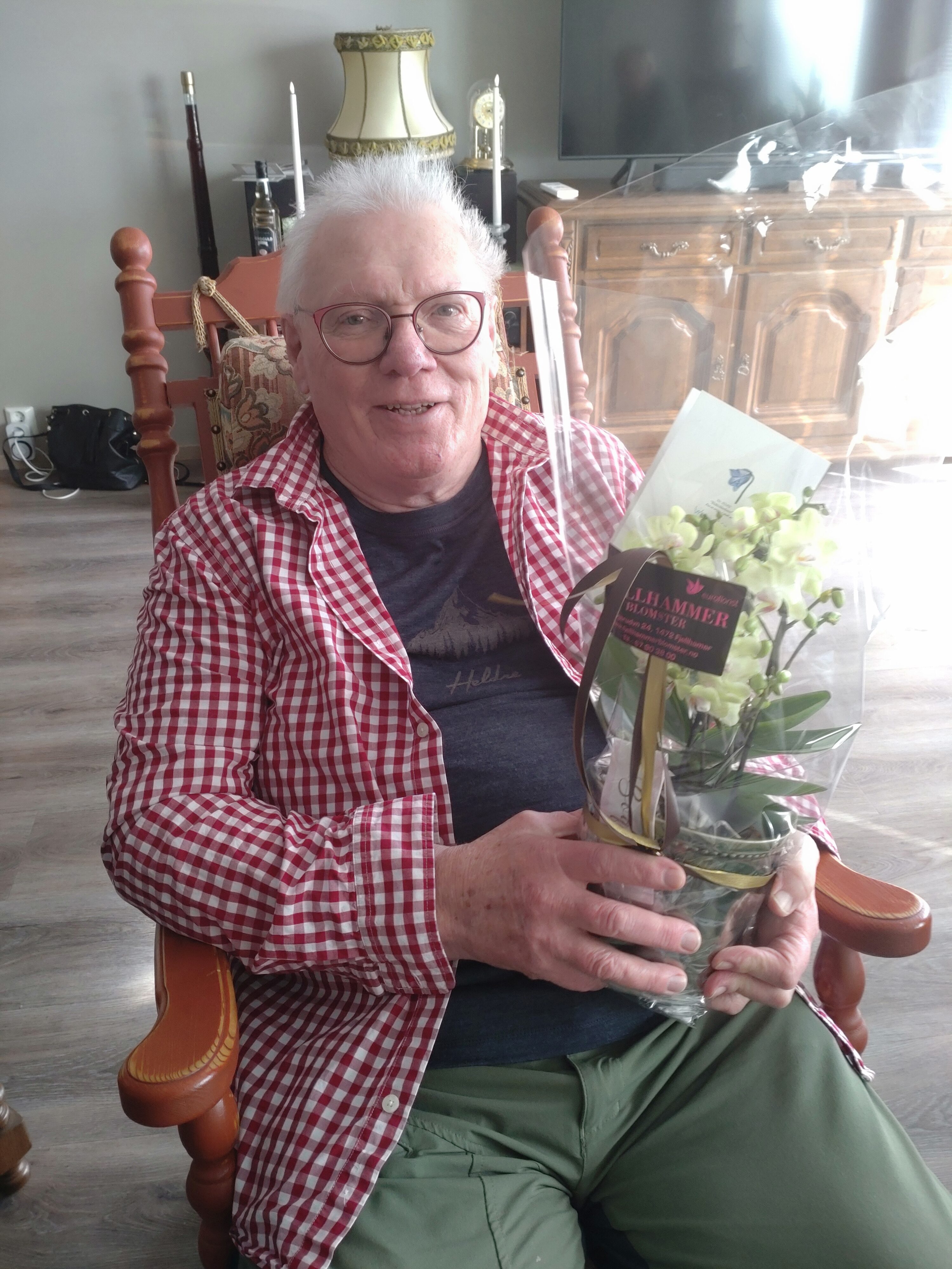 ENGASJERT 75-ÅRING: Jan-Morten Kjelstad startet påsken med å fylle 75 år, og ble overrasket med stort selskap hjemme på Strømmen.