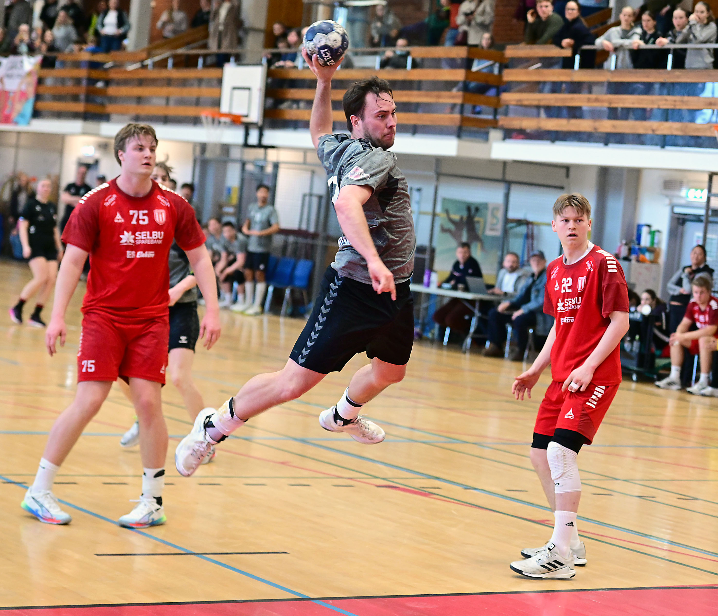 ENORM: Jon Robertsen var toneangivende da Linje 5 seiret over Vikhammer og langt på vei fornyet kontrakten i 2. divisjon (Foto: Bjørn Moe). 