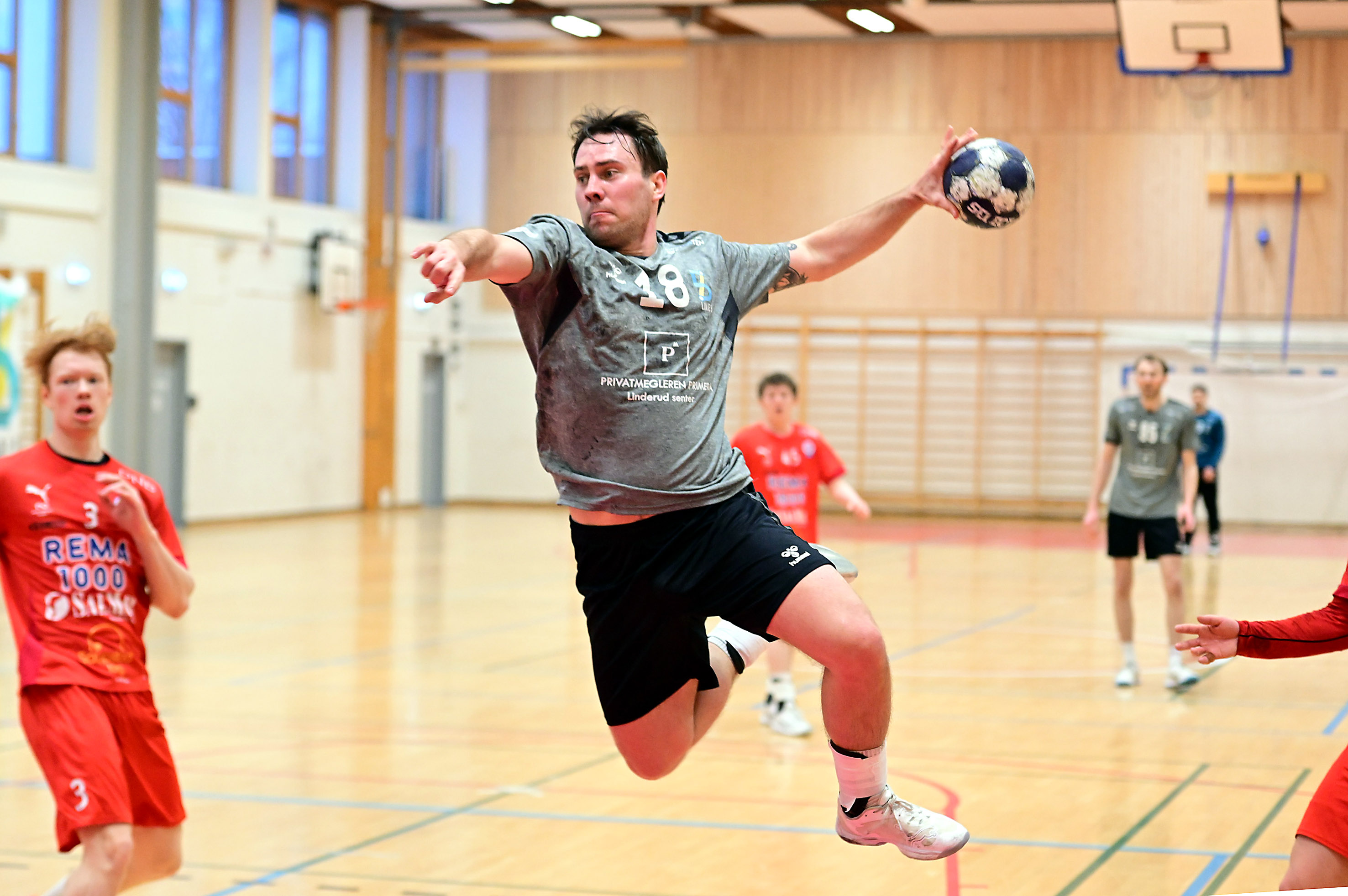 MÅ SETTE PÅ TURBOEN: Nå skal det avgjøres for Linje 5 og Jon Robertsen: blir det nedrykk eller sikrer de fornyet kontrakt i 2. divisjon? (Foto: Bjørn Moe) 