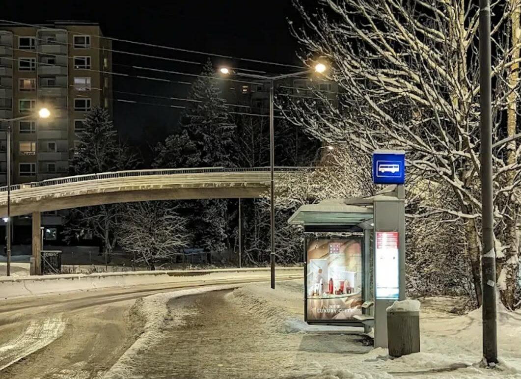 ØNSKER TILTAK: Beboere på Ellingsrudåsen melder om fall og nestenulykker på gangbrua over Karihaugen bussholdeplass, særlig i vinterhalvåret. Nå ber de Oslo kommune se på trafikksikkerheten.