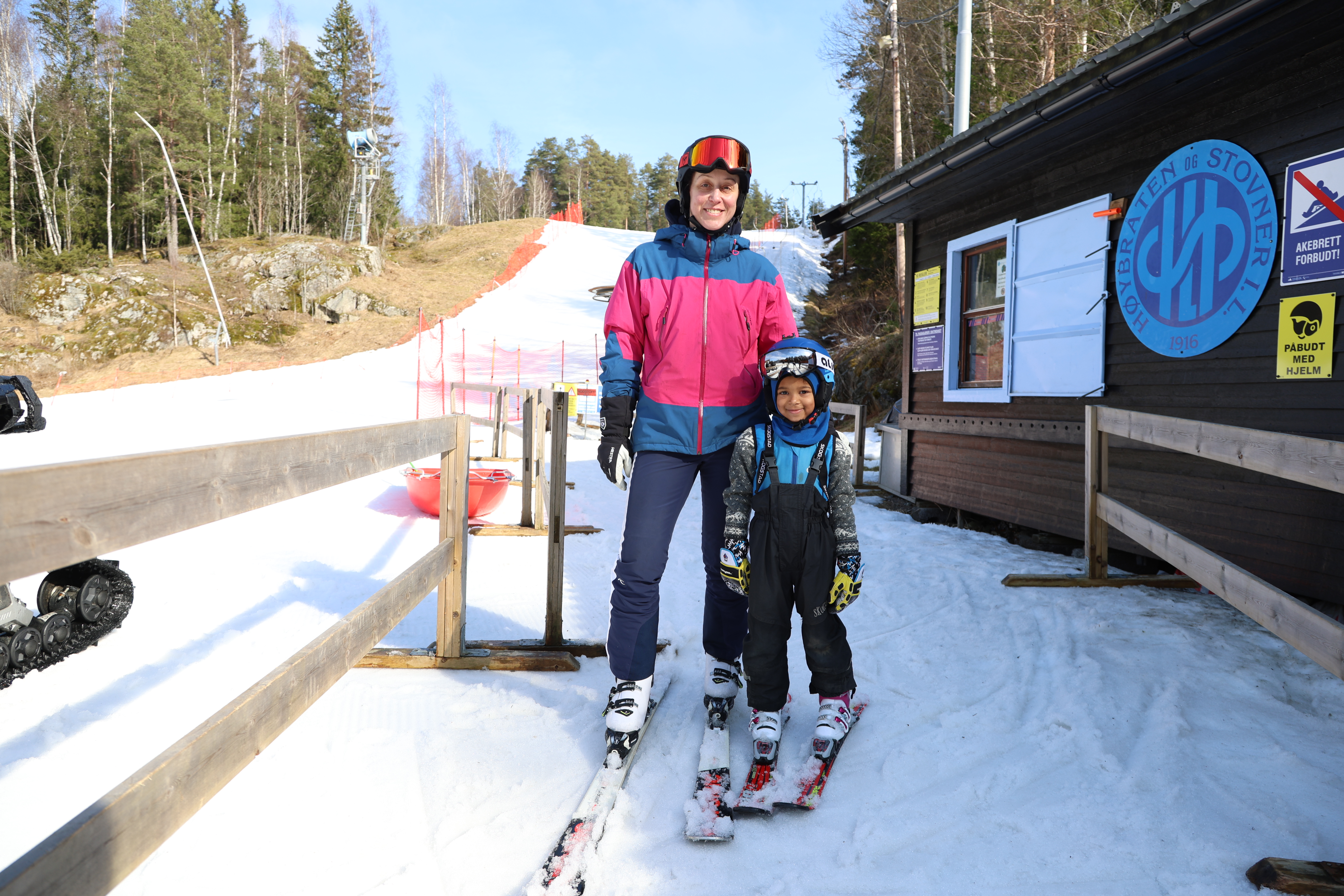 ALENE I BAKKEN: Marta og Ania (5) var blant de aller siste i bakken før sesongslutt – og håper tilbudet består også i årene som kommer. Foto: Tom Evensen.