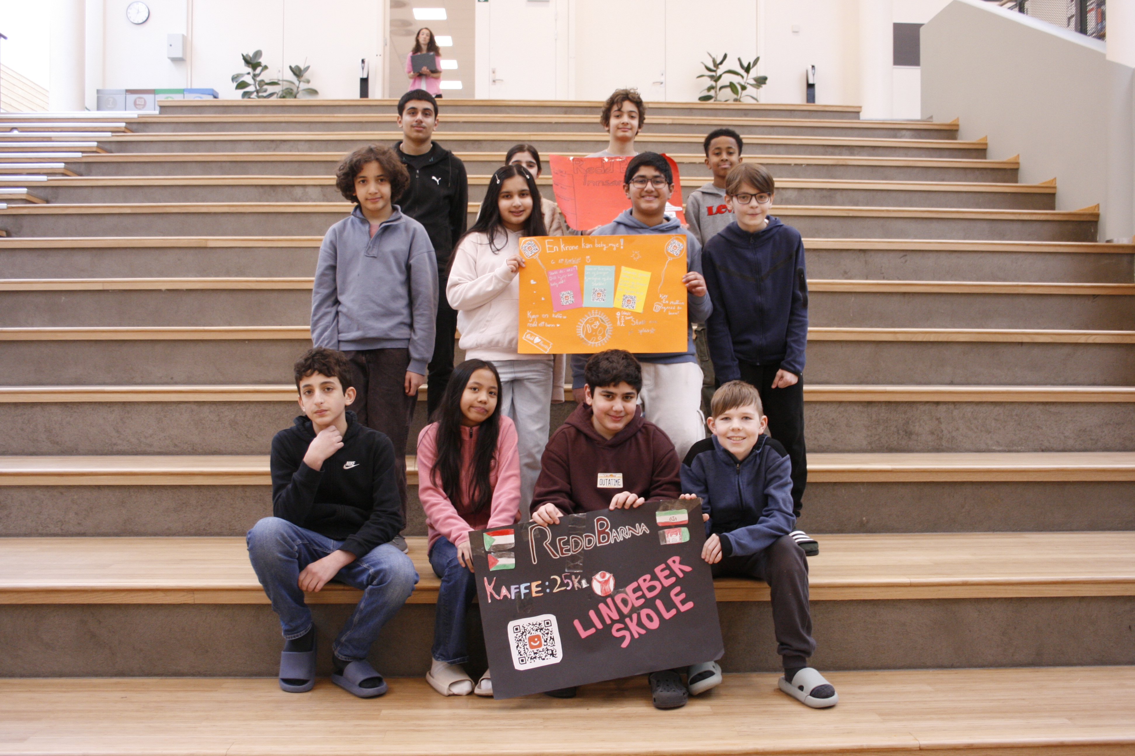 EN TRADISJON BYGGES: Mellomtrinnet på Lindeberg skole har den siste uka samlet inn penger til barn som lever i krigs- og nødsituasjoner. Fortsatt håper de at folk vil ønske å bidra til at barn på flukt får det litt bedre.