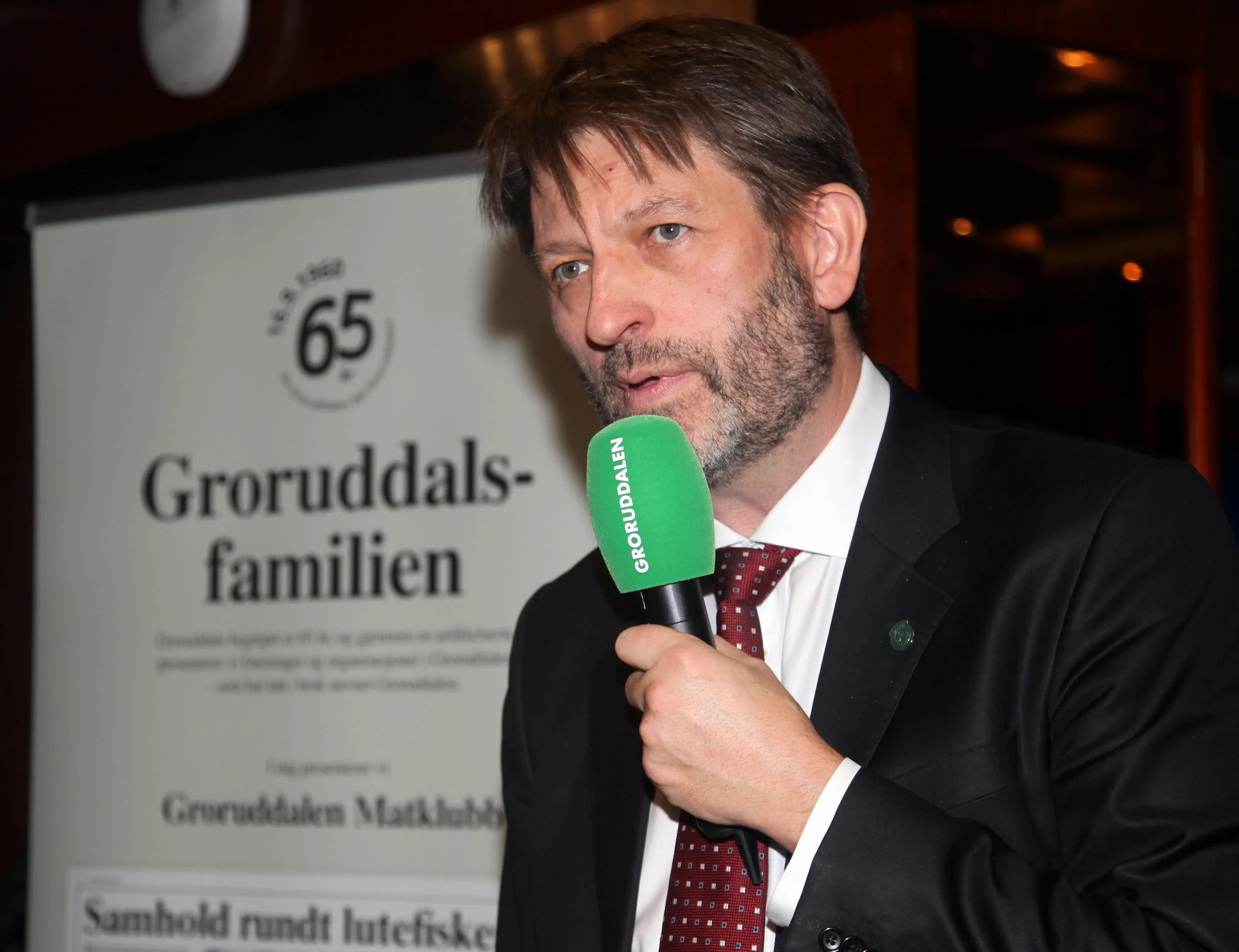 SAMLER GRORUDDALEN I TO BYDELER: Byrådsleder Eirik Lae Solberg sier at Groruddalen nå blir to store bydeler. Her er han hovedgjest under Groruddalen Matklubbs tradisjonsrike Lutefiskaften på Thon Hotel Linne 27. november i fjor. Temaet for kvelden var nettopp Groruddalen og det fellesskapet som er skapt her gjennom flere generasjoner. Byrådslederen var så begeistret for fenomenet Groruddalen at han i sin tale ba om å få få bli en del av Groruddals-familien - noe som ble innvilget på direkten foran en fullsatt restaurant med 120 gjester.
