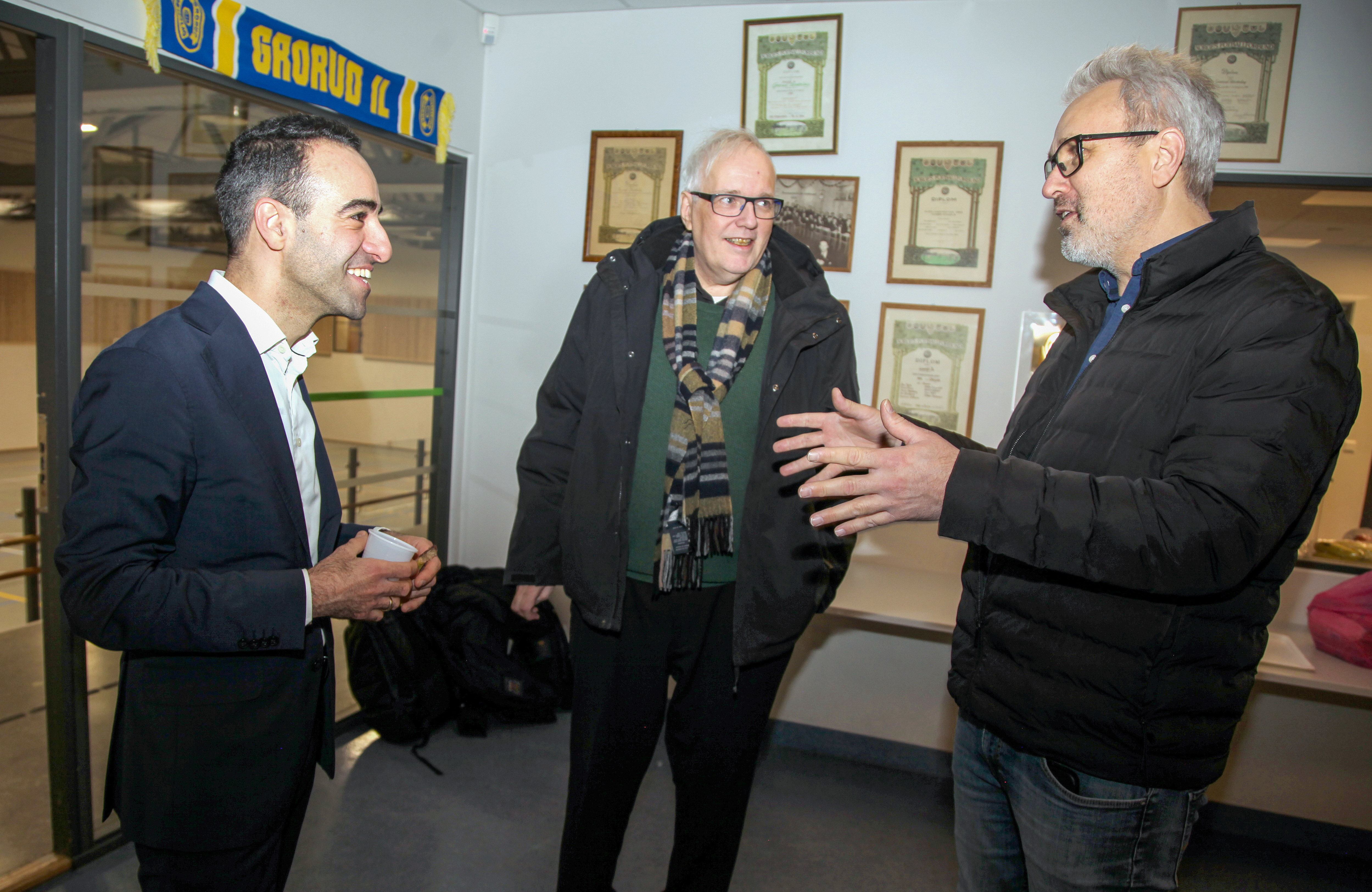 GRORUDDALS-FENOMENET: Helsebyråd Saliba Andreas Korkunc (H, t.v.) deltok på et informasjonsmøte i regi av Groruddalen Miljøforum i høst. Her fikk han blant annet høre om Groruddalen som begrep og fenomen av redaktør i Akers Avis Groruddalen, Hjalmar Kielland jr., og daglig leder Øystein Kielland.
