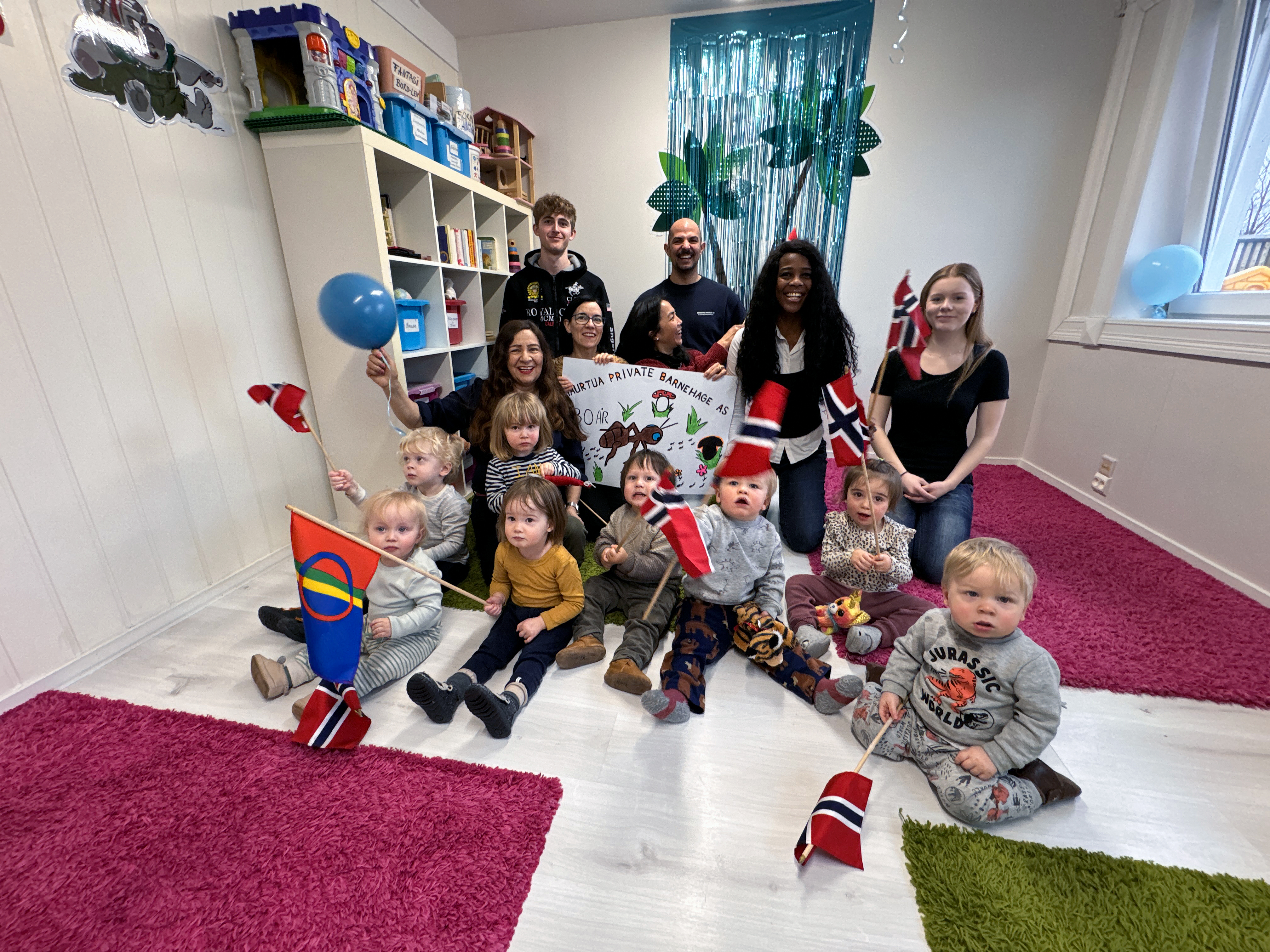 JUBILEUM MED GJESTER:: Barn og ansatte i Maurtua familiebarnehage feirer 30 år – sammen med besøkende med tilknytning til barnehagen. Foran fra venstre: Bo (2), Sigrid (2), Kevin (3), Magnus (2), Elly (2) og Hallvard (2). Bak: Isak (3) og Ingunn (3). Bakerst fra venstre: Marcus Bjertnæs, Fabian Vestri, Ruth Martinez Lillebekk, Maria Dolores Lerena Ureta, Mardy Log, Dayami Ross Goulet og Silje Solhaug.