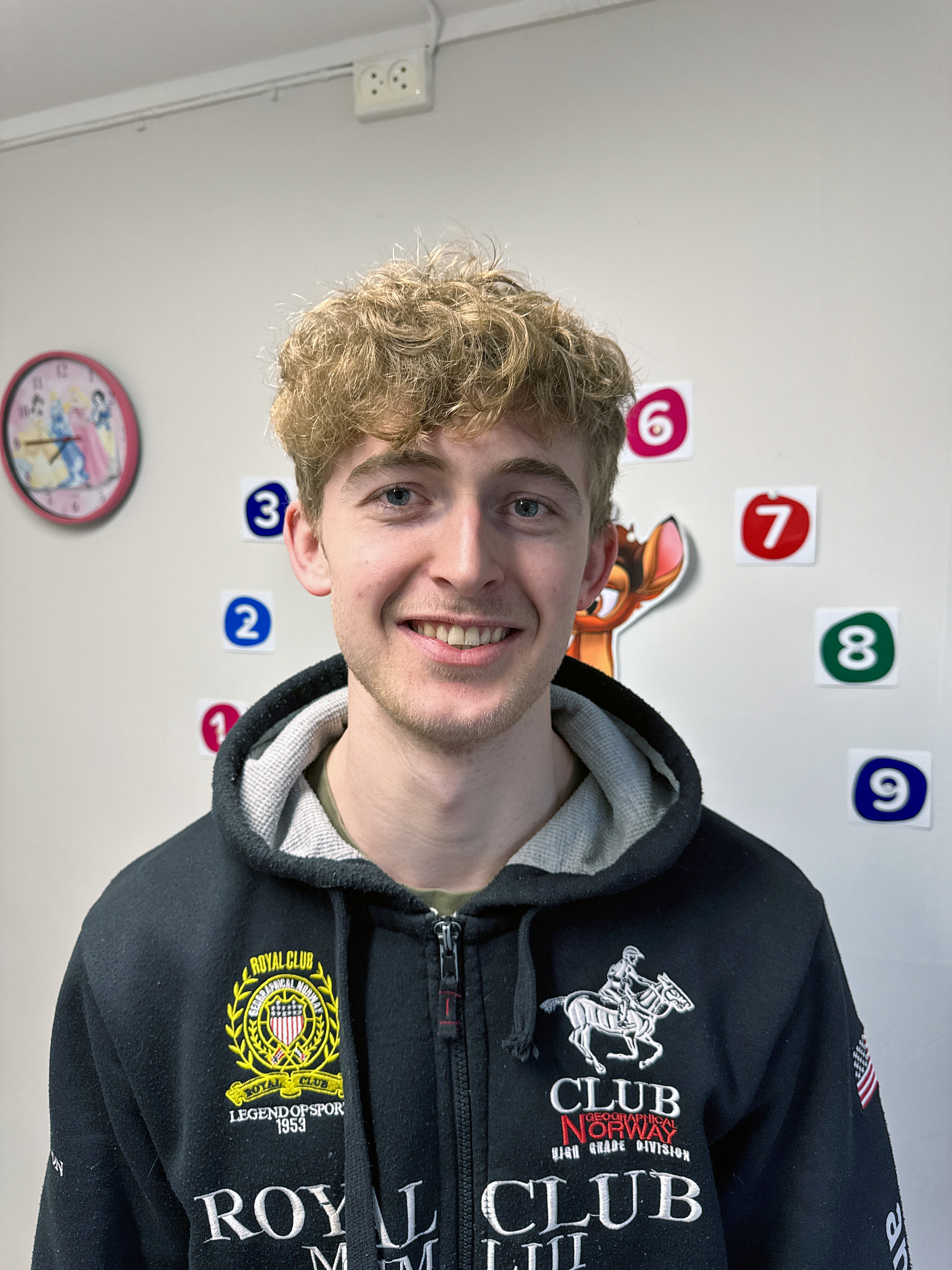 VOKSTE OPP HER: Marcus Bjertnæs gikk selv i Maurtua familiebarnehage – og vokste opp i huset der barnehagen holder til. Nå var han tilbake for å feire 30-årsjubileet.