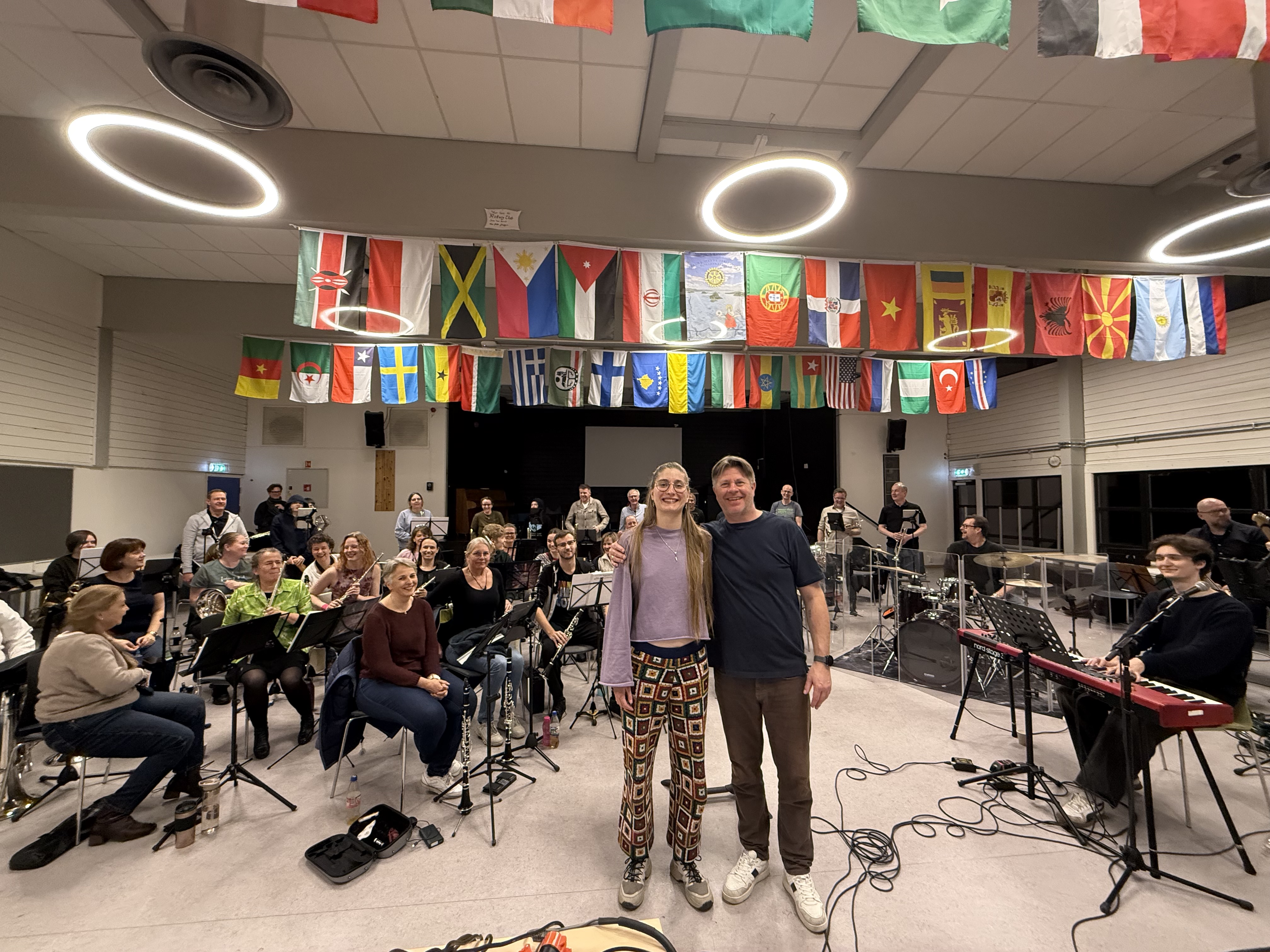 KLARE FOR NY DISKOFEBER: Vokalist Anita Antal og dirigent Tarjei Grimsby foran Romsås Janitsjar på den første av to generalprøver denne uka.