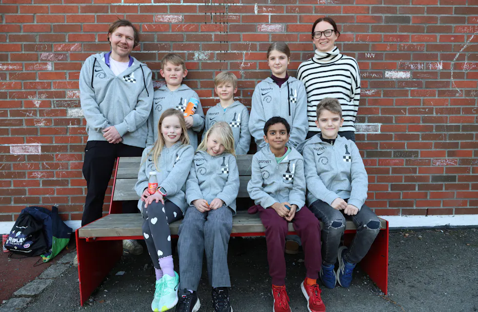 SJAKKGLEDE: Sjakkmiljøet på Rødtvet er i stor vekst, noe som gleder de ivrige barna.
Bak fra venstre: Tor Olav Løveng Sunde, Felix Klungland Follegg (8), Even Skjønsberg Lundby (8), Emina Mujcinovic (11) og Ingrid Lundby.
Foran fra venstre: Karoline Bismo (8), Olavs Sunde Ervik (8), Vihan Wickvamasinghe (8) og Emin Mujcinovic (10). Foto: Tom Evensen.