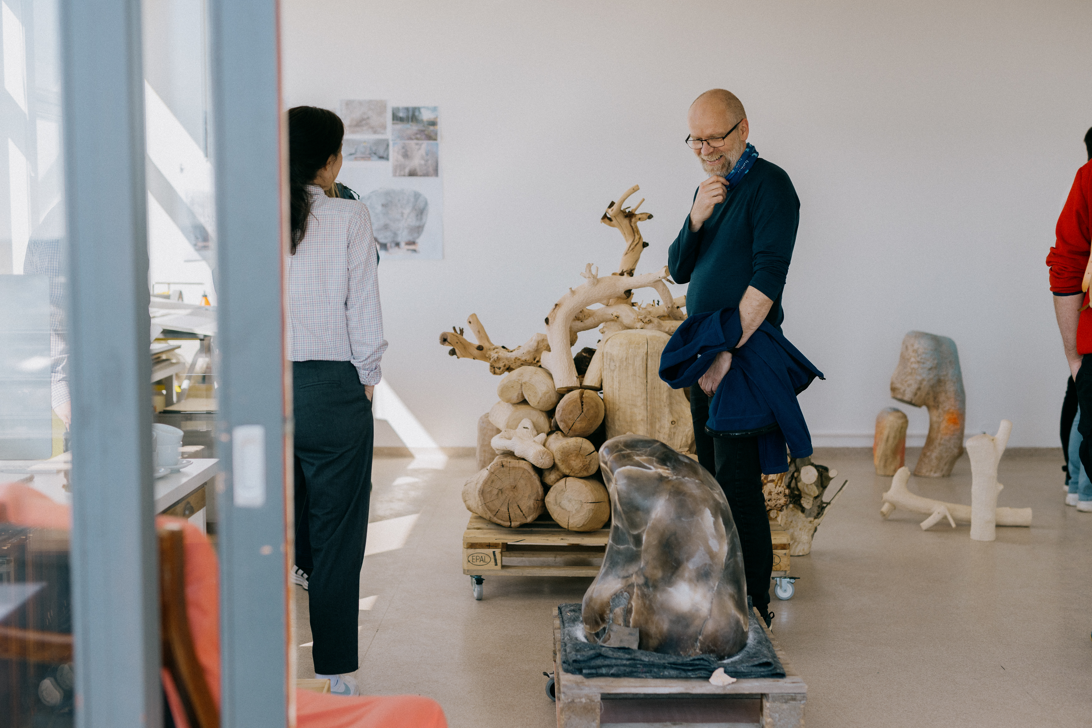 ÅPNE ATELIERER: Under Oslo Open kan publikum besøke kunstnere i atelierene deres og få et innblikk i hvordan kunst blir til. Her fra Romsås senter. (Foto: Jan Khür)