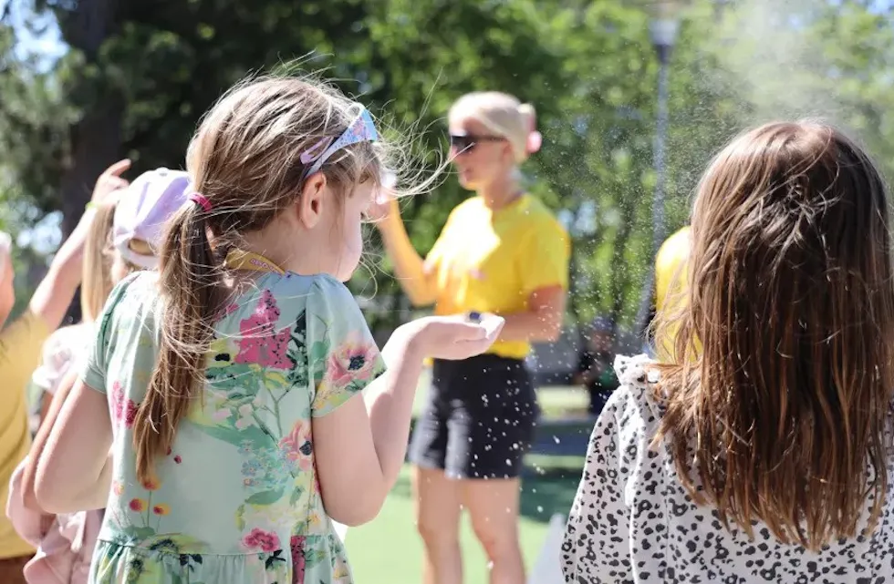 SISTE SJANSE TIL Å SØKE: Barn deltar i aktivitet under Sommerskolen Oslo, som tilbyr kurs og opplevelser for elever i sommerferien. I dag går søknadsfristen ut. (Foto: Heidi M. Skjebstad / Oslo kommune.).