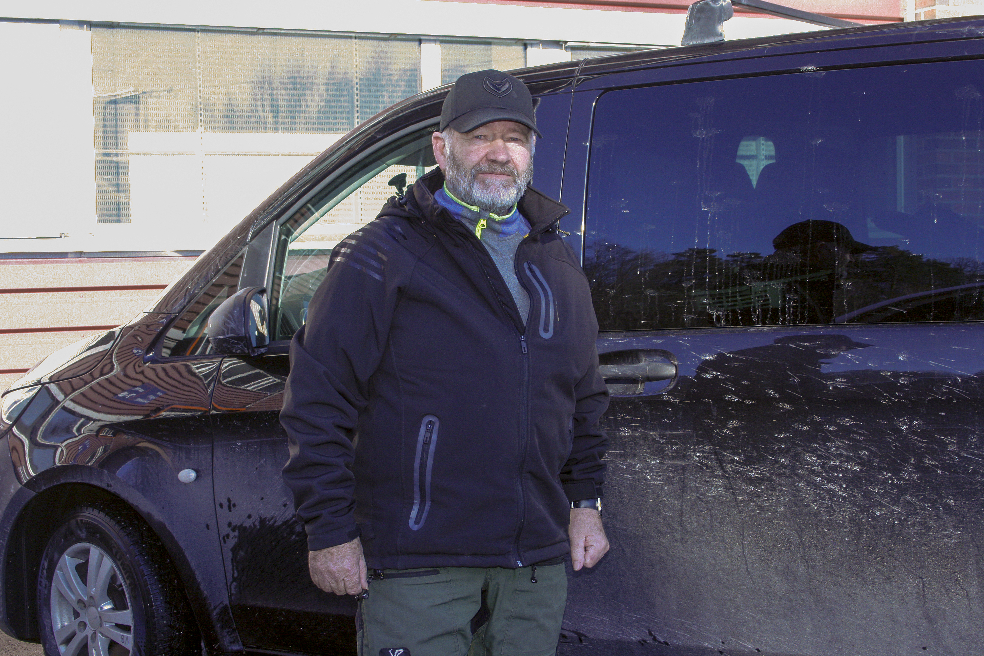 REAGERER: Torfinn Nybakk kjører ofte til kunder og leverandører i Stanseveien og Stålfjæra. Han mener at dagens parkeringsregulering skaper altfor store problemer.