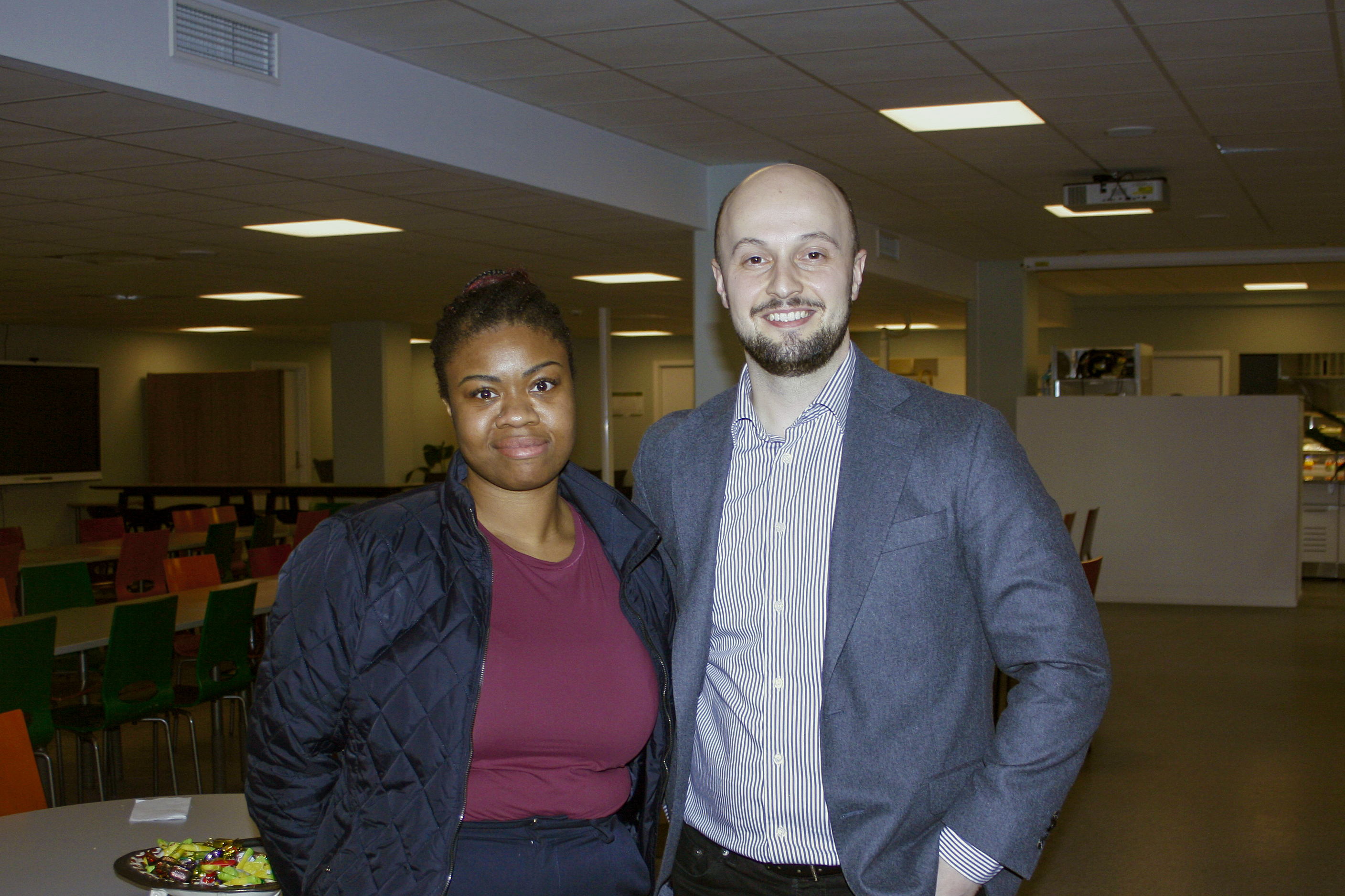 HÅPER PÅ STØTTE: Elsie Ogoleh og David Aas Correia i Ulven Velforening tok igjen turen til åpen halvtime, denne gangen for å gi politikerne en pekepinn om hva lokalmiljøet på Ulven tenker om den planlagte barneskolen i området.