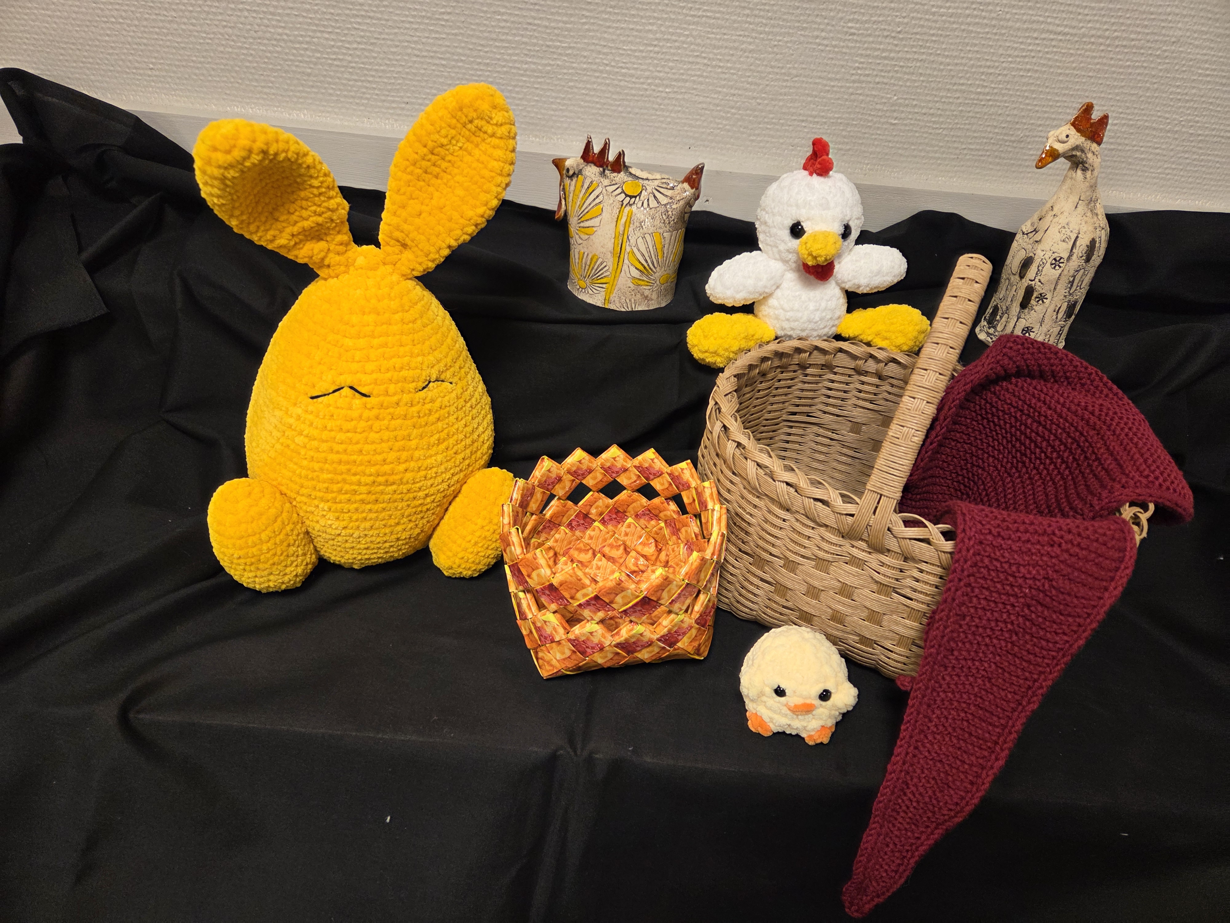 PÅSKESTEMNING I VENTE: På husflidsmarkedet på Låven på Øvre Fossum gård blir det et stort utvalg av håndlagde produkter – blant annet strikkede og heklede figurer, kurver, keramikk og påskepynt laget av lokale håndverkere.