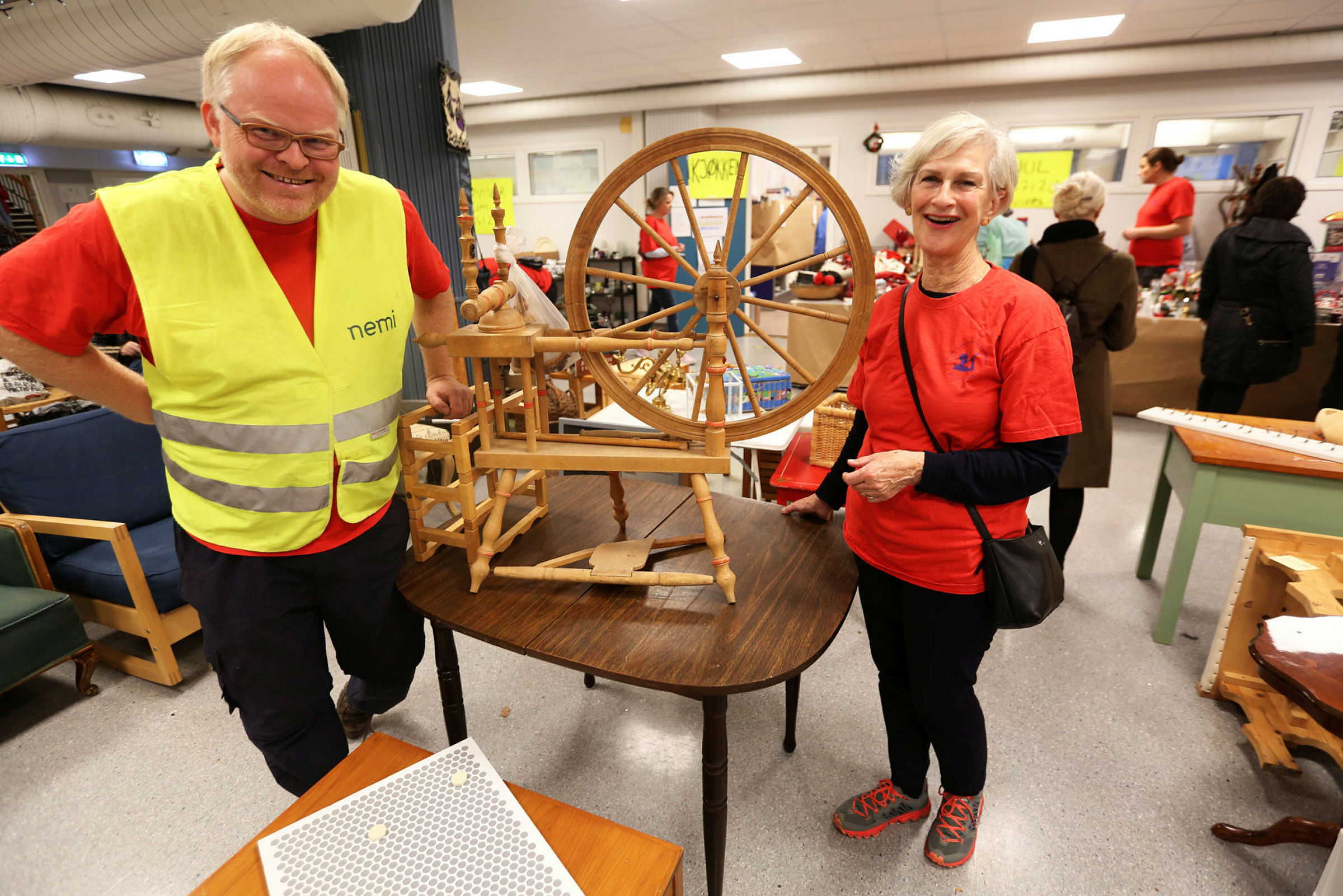 ÅRVOLL ÅPNER SESONGEN: Du trenger ikke et skattekart. Det er mange skatter, men alle er på Årvoll. Der finner man byens eneste og første loppemarked i Oslo. Loppegeneral Anders Horntvedt (t.v).