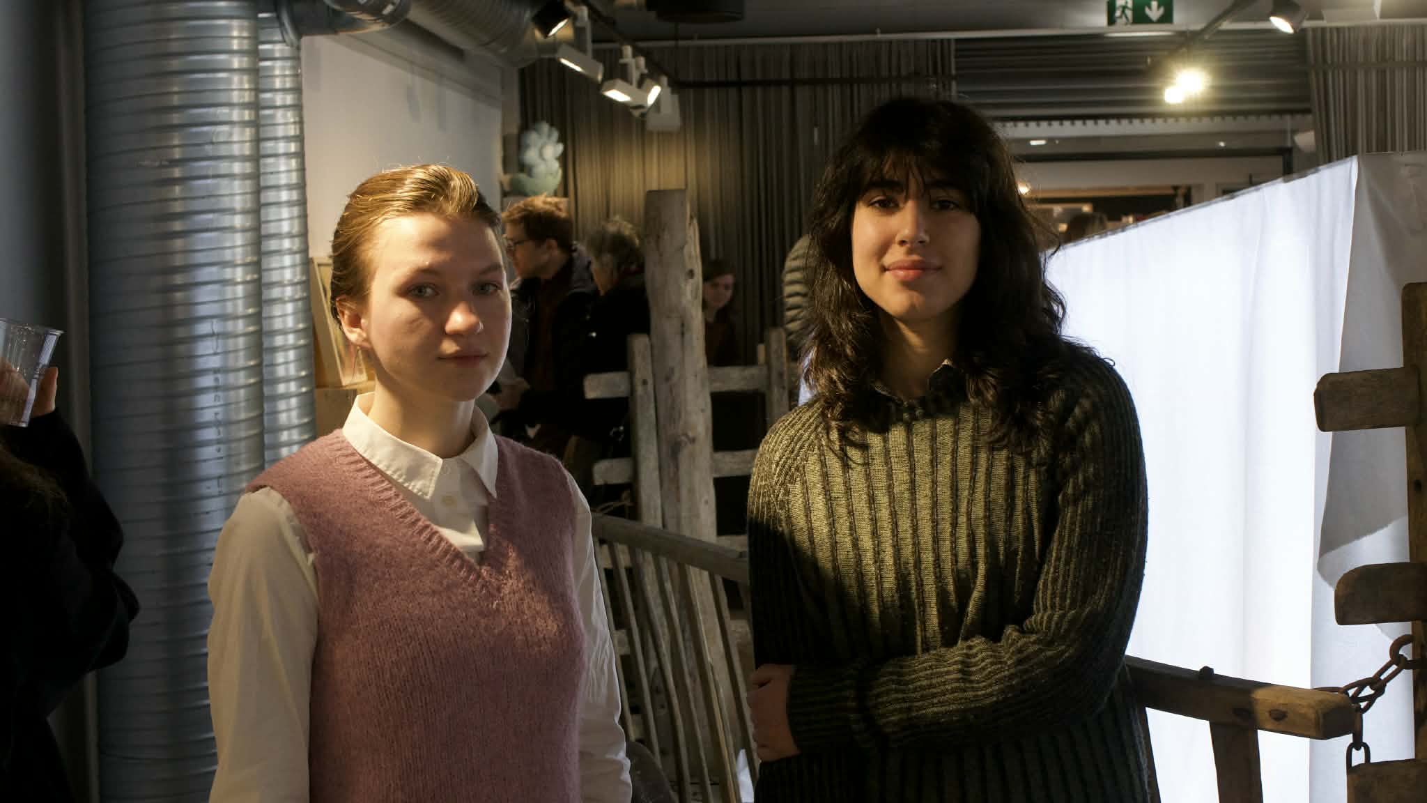 KUNSTNERTALENTER: Kira Shatylo (25) og Diana Ahmedi har vært gode samarbeids- og sparringspartnere gjennom prosjektet «Lasset må dras». Her står de sammen under premieren på GalleryLab på Romsås. Foto: Jakob Hornseth.