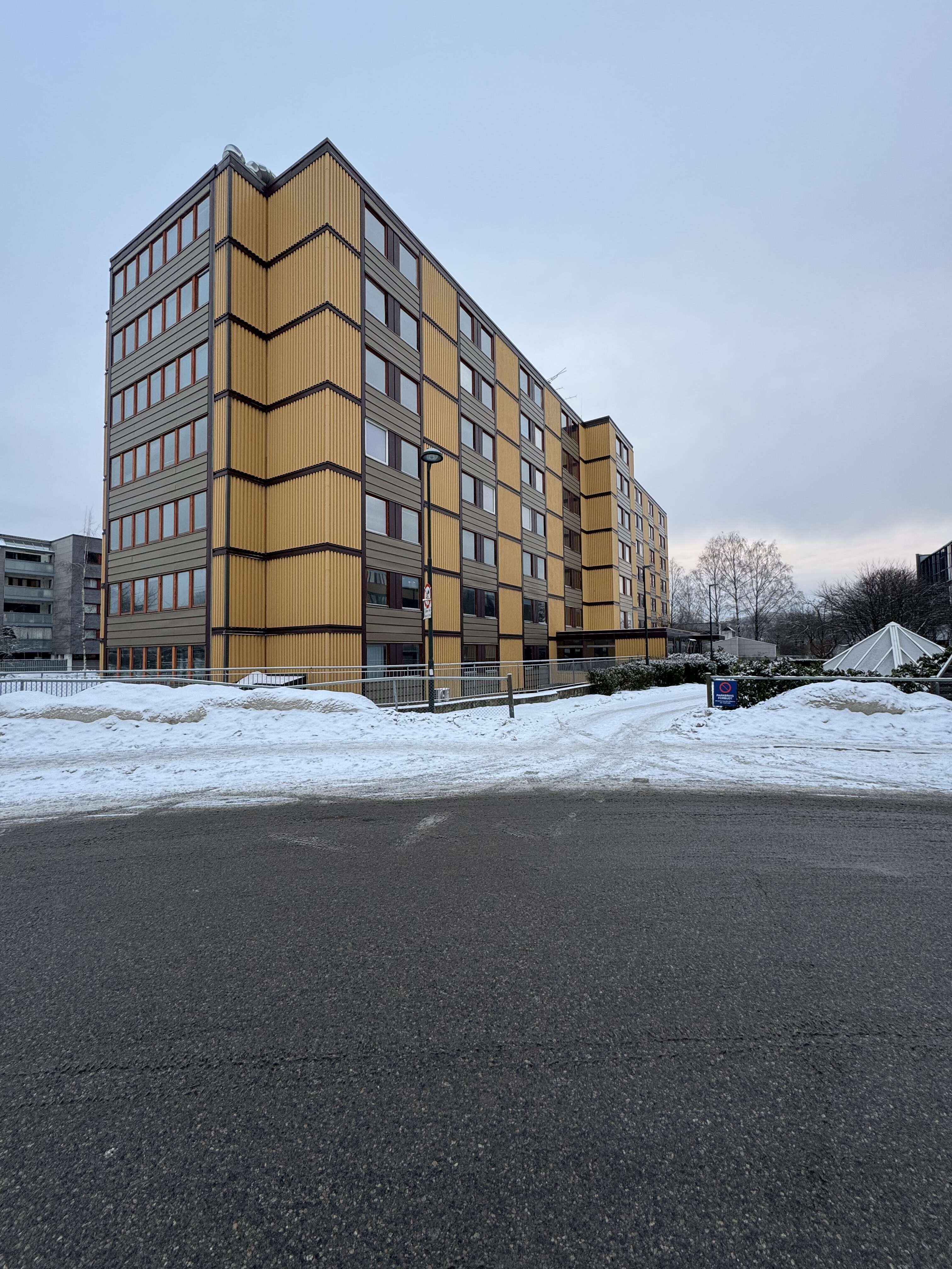 JEVNES MED JORDEN: Rivningen av gamle Furuset sykehjem er nå i gang. I tiden fremover vil stadig mer av bygningsmassen forsvinne.