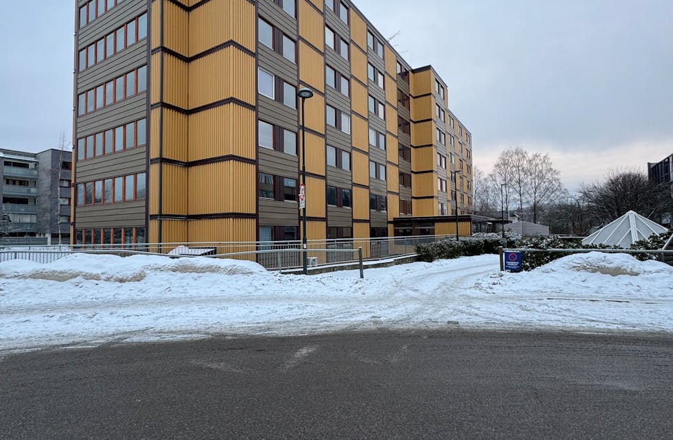 JEVNES MED JORDEN: Rivningen av gamle Furuset sykehjem er nå i gang. I tiden fremover vil stadig mer av bygningsmassen forsvinne.