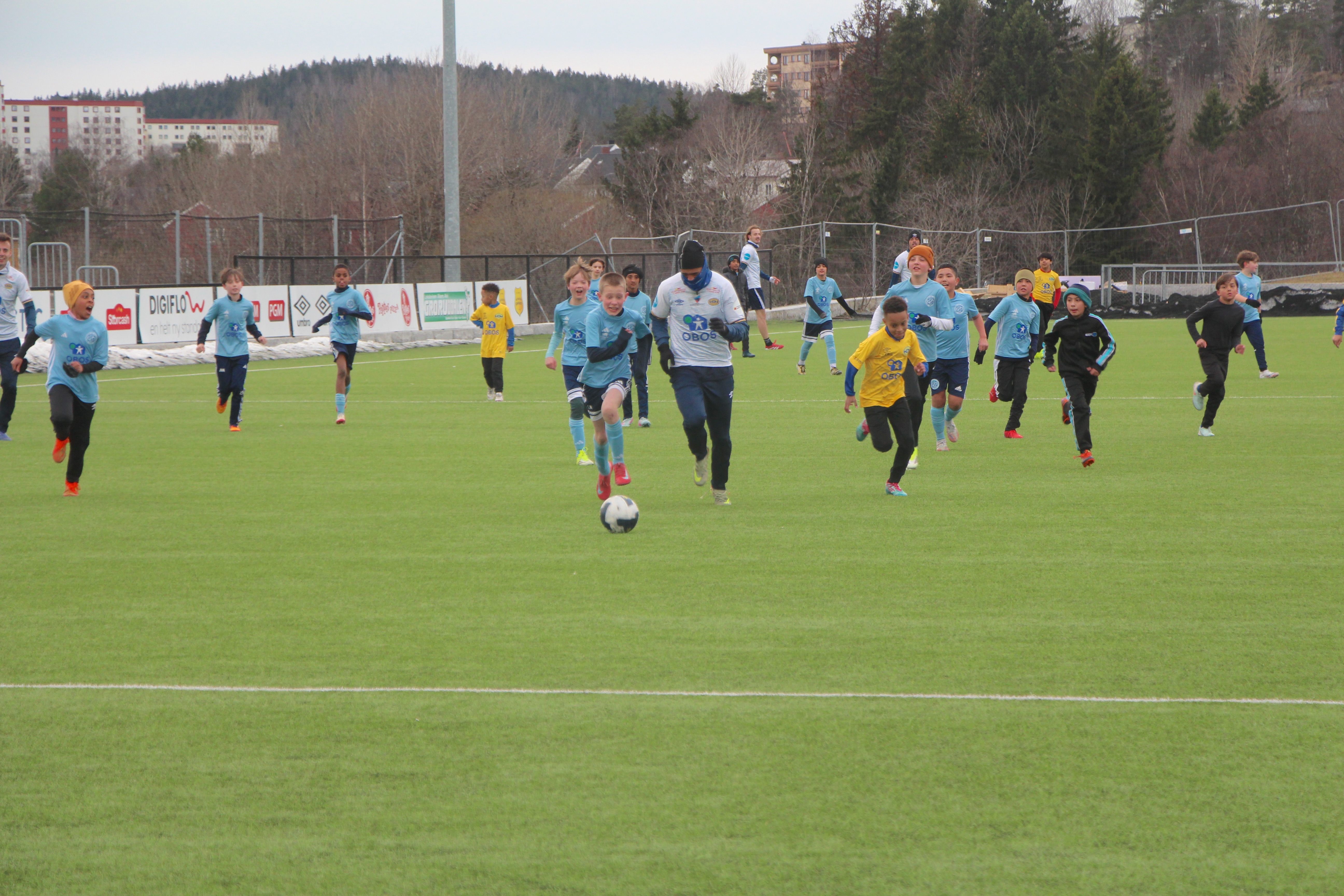 MØTTE IDOLENE: Barna i HSIL og Grorud IL hadde en drømmedag på Grorud Arctic Match da de mandag spilte treningskamp mot A-laget.. og vant!