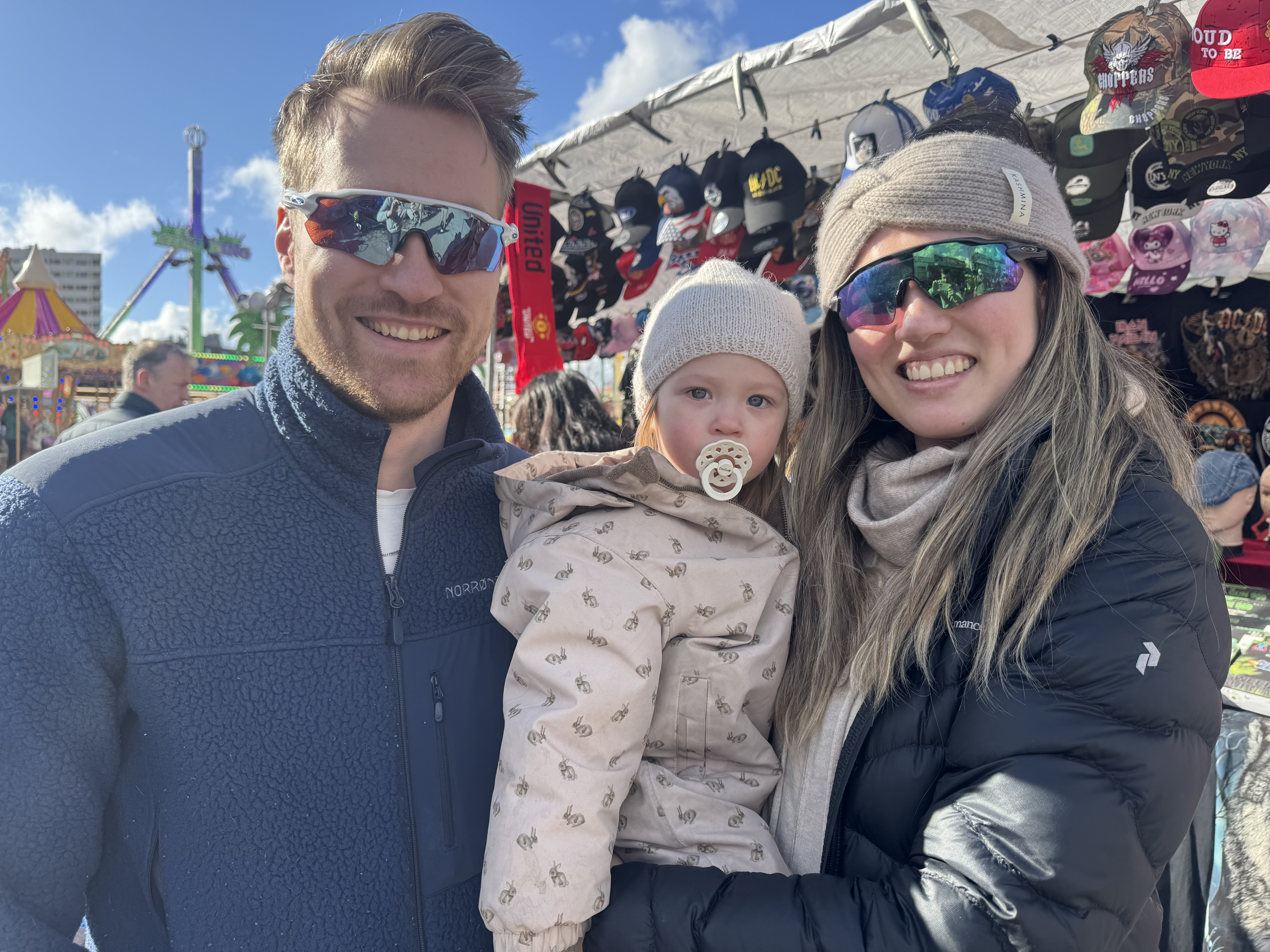 DRØMMEDAG: Hallvard Kuløy fra Årvoll tok med seg kona Lise Kuløy og datteren Emilia (2) på tivoli på Bjerke. Toåringen ville helst ta karusell etter karusell, og foreldrene lot seg gjerne rive med på familiedagen i vårsola.