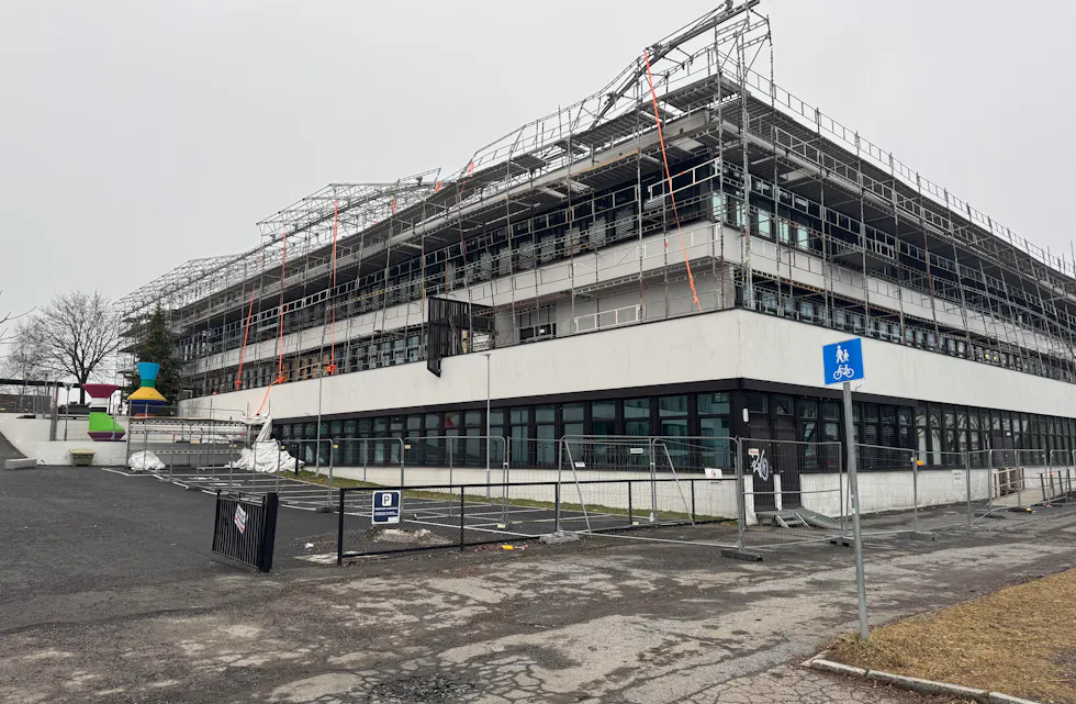 TØFF KVELD: Kraftig vind førte til en dramatisk situasjon ved Hellerud videregående skole torsdag kveld. Skolen måtte ta grep for å ivareta sikkerheten.