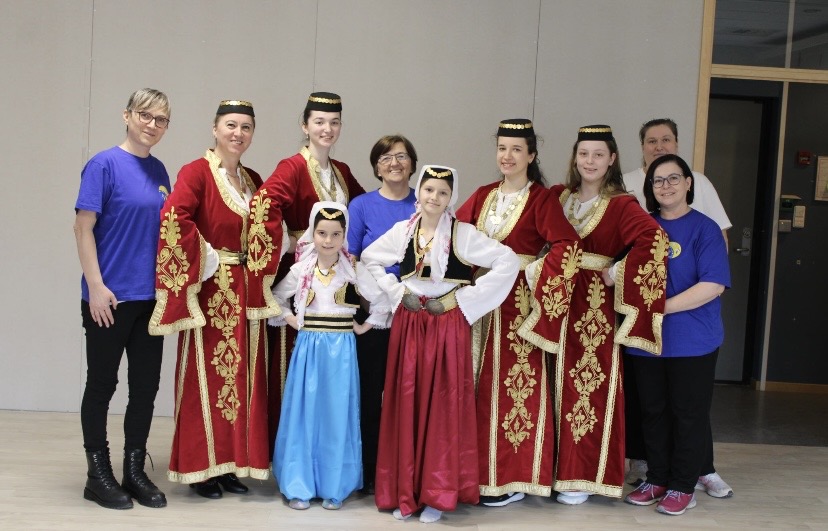 NOE NYTT: KUD Dukat samlet små og store dansere under workshop på Startblokka. Her viser medlemmer av den frivillige organisasjonen frem tradisjonelle bosniske folkedrakter – en viktig del av arbeidet med å bevare og videreformidle kulturarven gjennom dans.