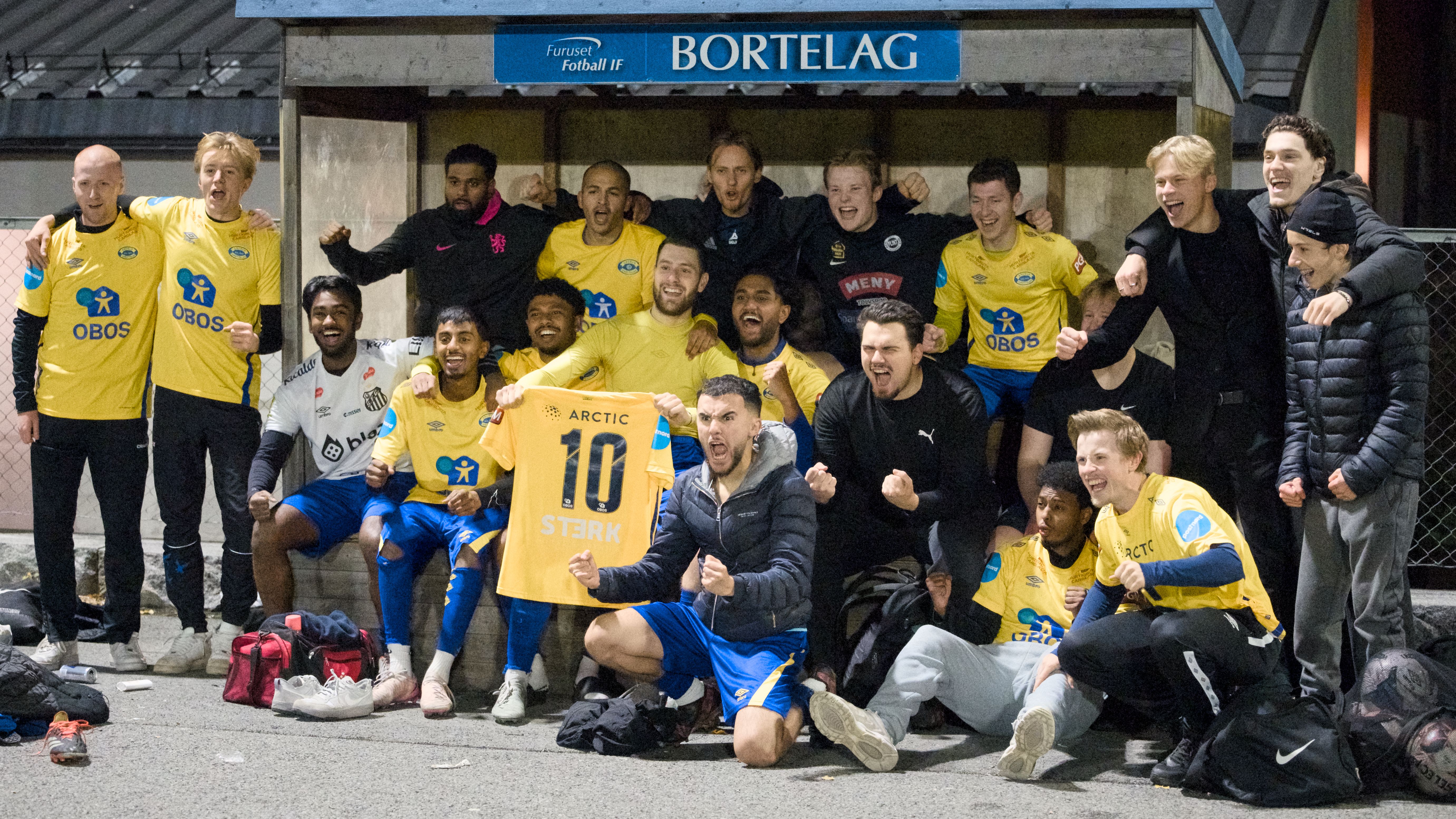 Ellevill jubel etter at Grorud 4 har slått Lindeberg 9-1 og blitt seriemester i 10.divisjon.