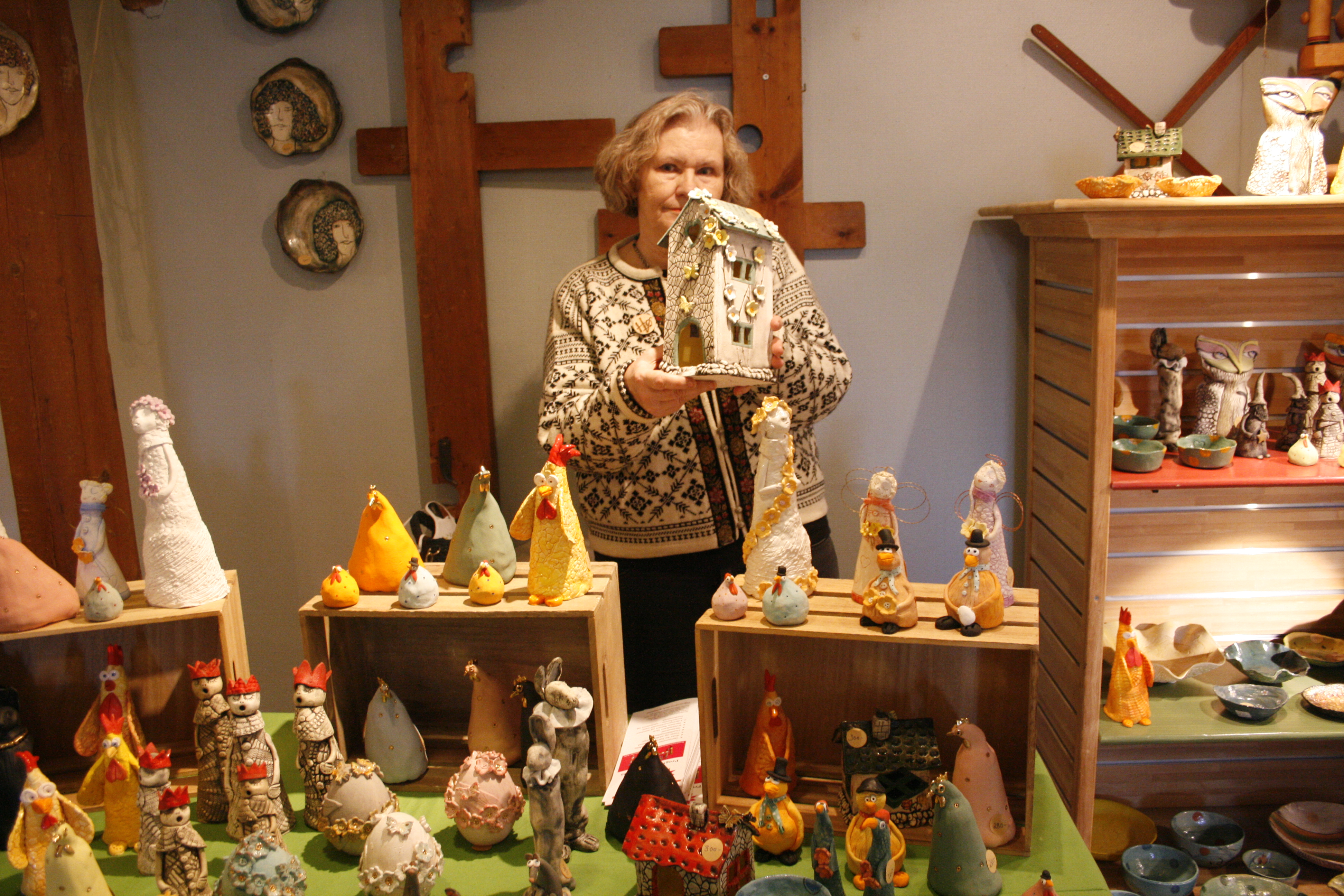 FORSEGGJORT: Lisbeth Jansen viser fram et keramisk hus.