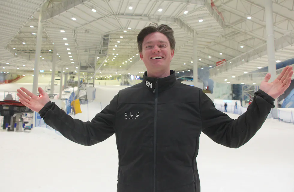 HER ER DET -2: Assisterende driftssjef Matias B. Kildal sørger for stabile forhold på SNØ gjennom hele påsken. I det innendørs anlegget på Lørenskog er det garantert skiføre – uavhengig av vær og temperatur ute.