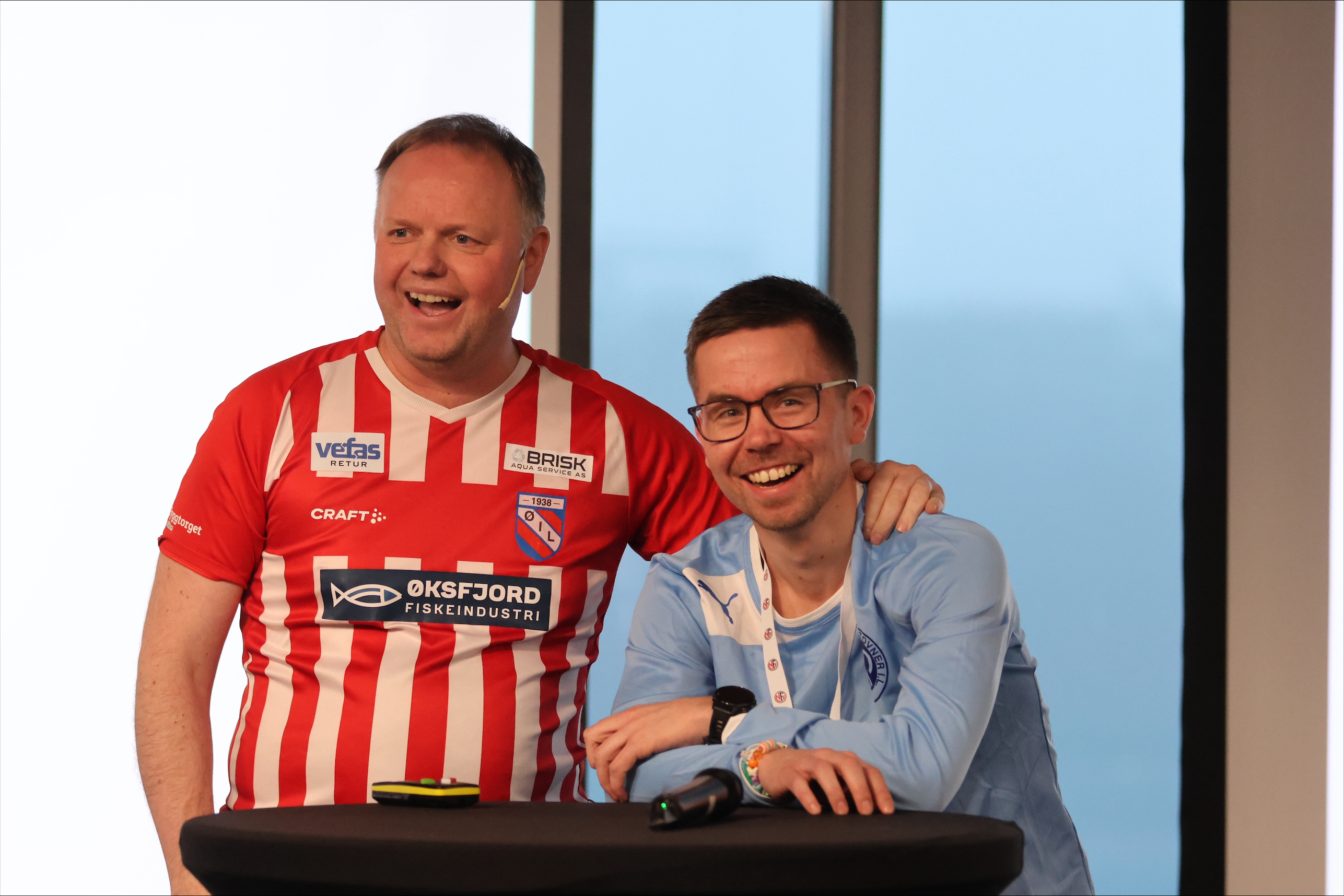 MER ENN SPORT: Rasmus Semmerud (33) sitter i forbundsstyret i Norges Fotballforbund og jobber med prosjekter som skal få flere barn og unge inn i fotballen. Her med tidligere trener for kvinnelandslagstrener Roger Finjord.