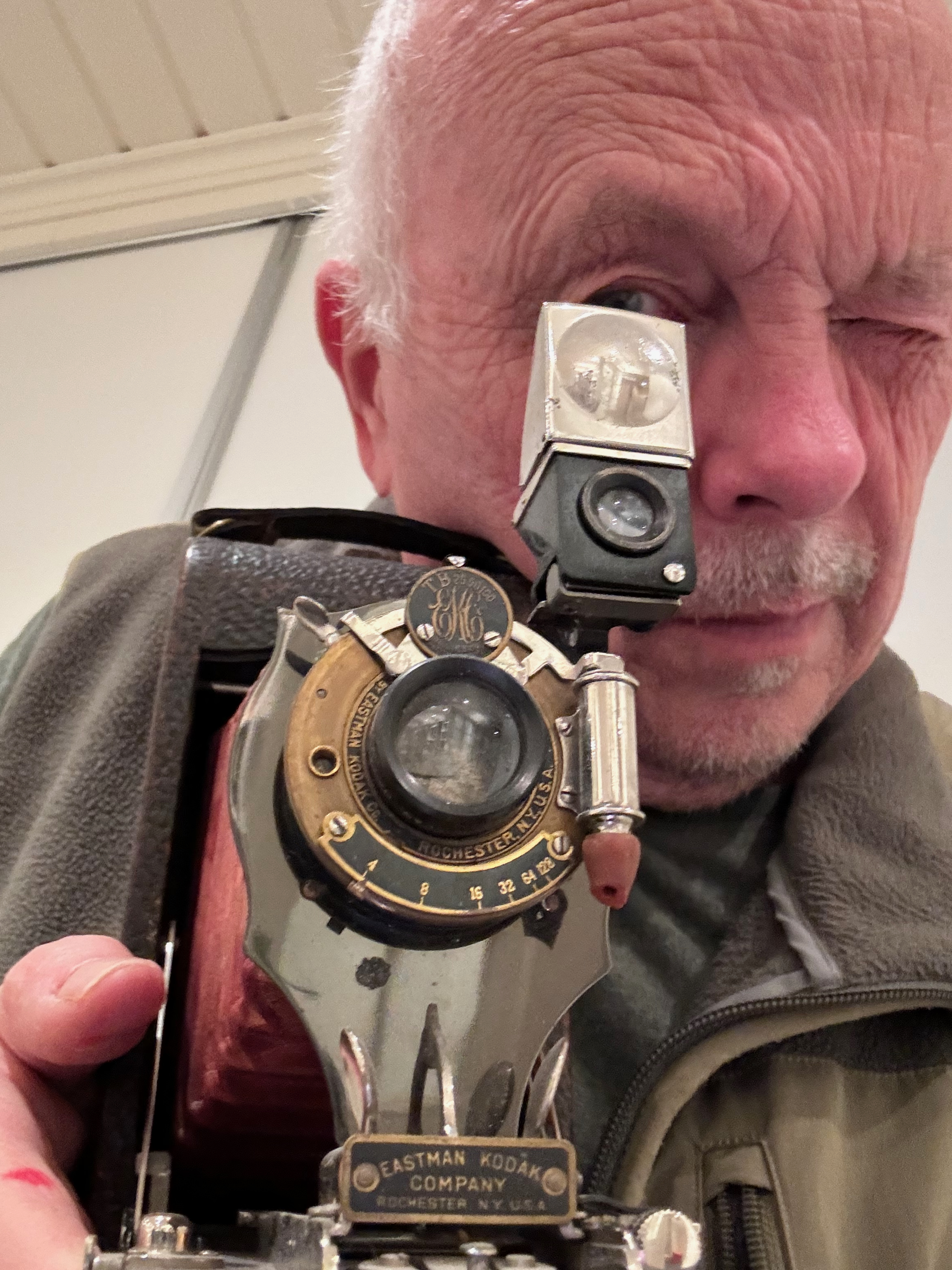 Rekonstruert bilde av Onsdagspihlsens forfatter med sitt første Kodak belg-kamera.