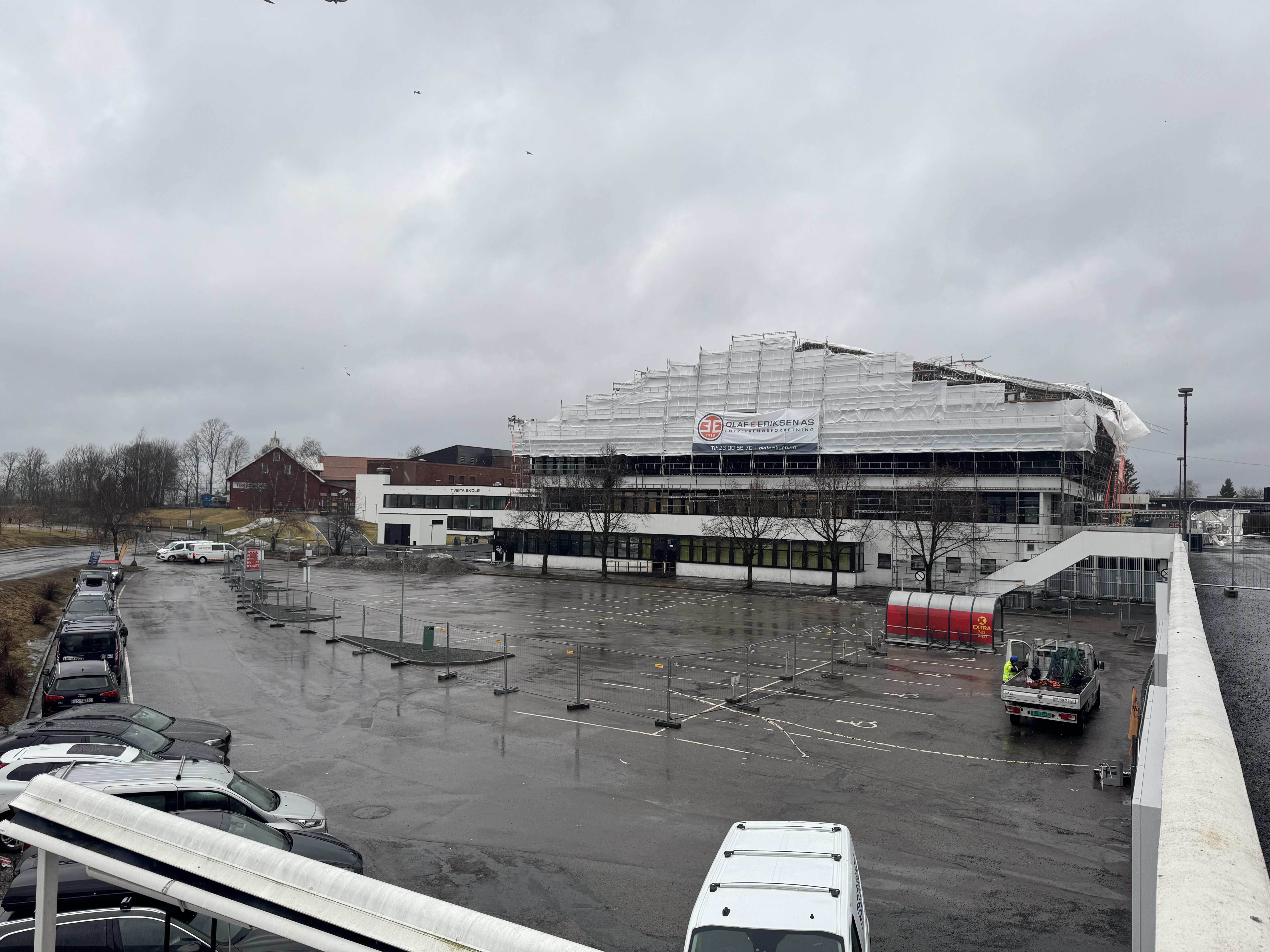 STENGT: Den nedre parkeringsplassen ved Tveita senter er sperret av fredag formiddag på grunn av sterk vind og arbeid på taket ved Hellerud videregående skole.