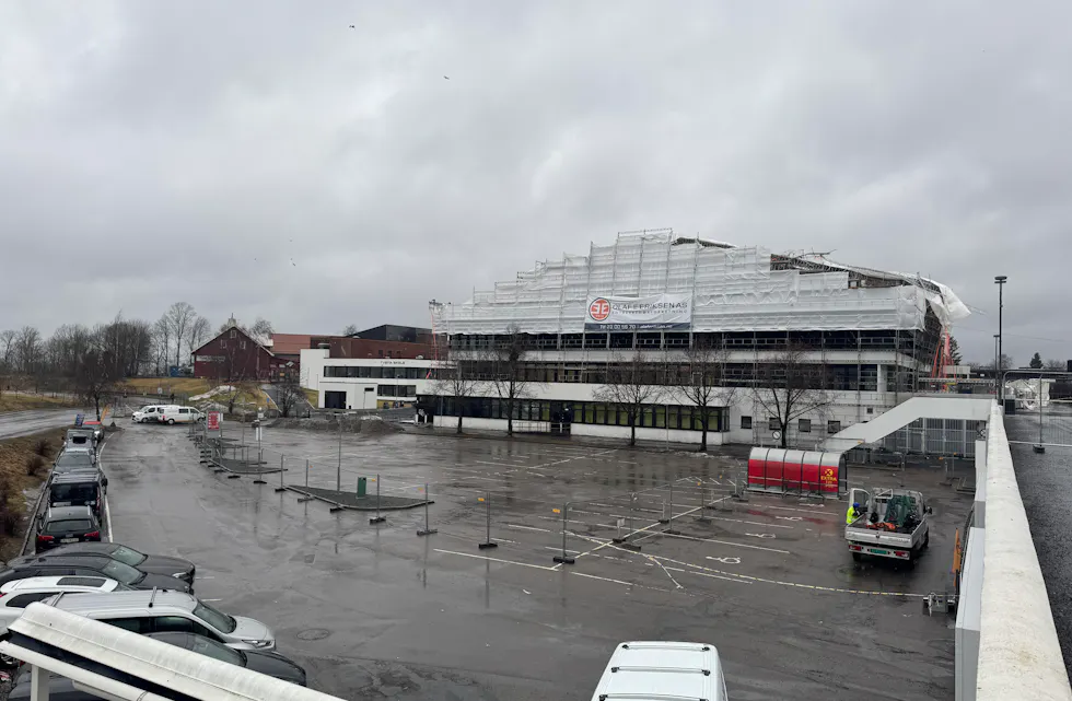 STENGT: Den nedre parkeringsplassen ved Tveita senter er sperret av fredag formiddag på grunn av sterk vind og arbeid på taket ved Hellerud videregående skole.