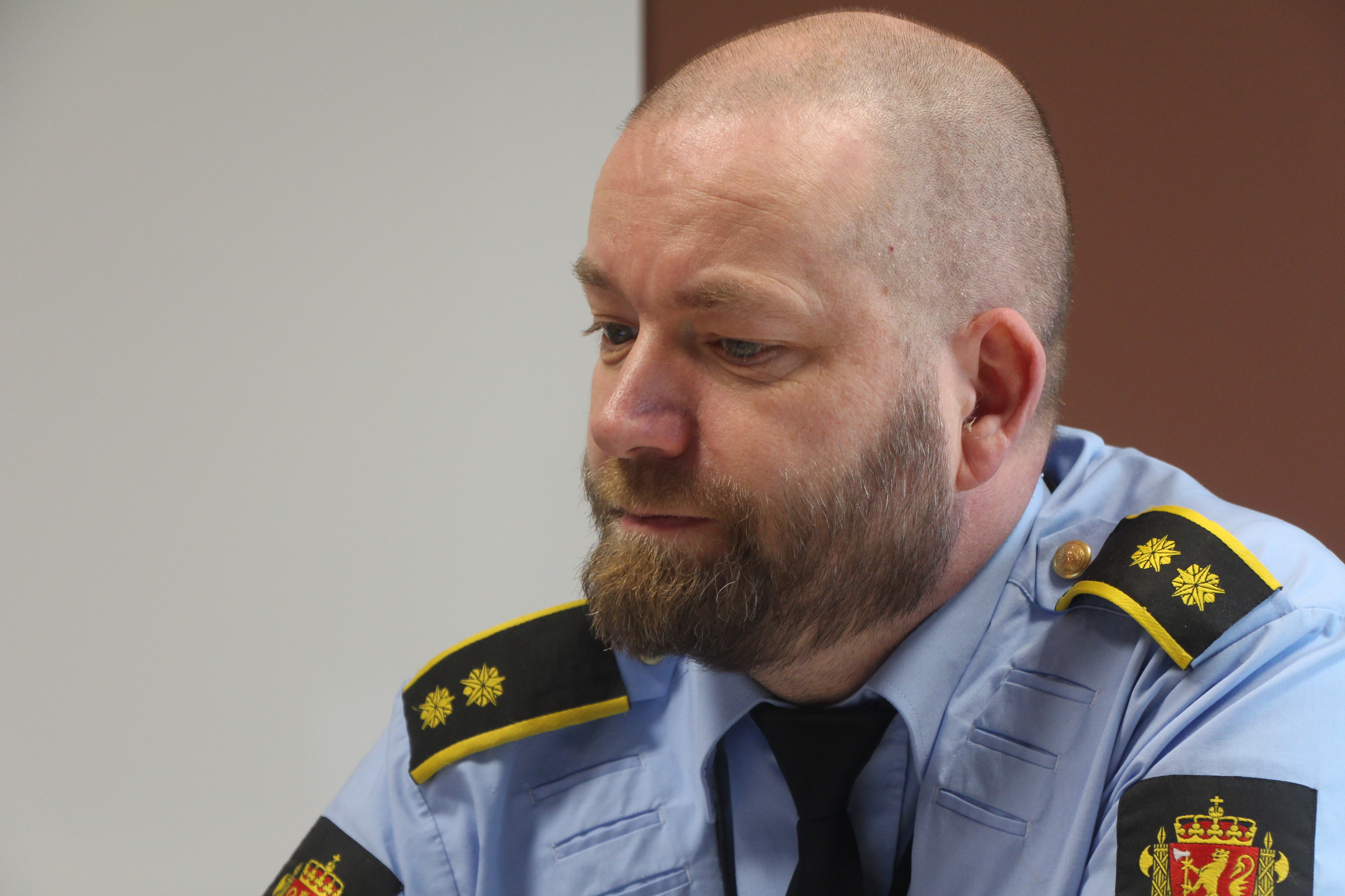 TAR PÅ ALVOR: Thomas Wold i politiets enhet Øst sier ruskjøring er noe politiet prioriterer høyt, fordi det utgjør en stor fare både for føreren selv og for andre trafikanter. Politiet er også avhengige av tips fra publikum for å avdekke slike forhold.