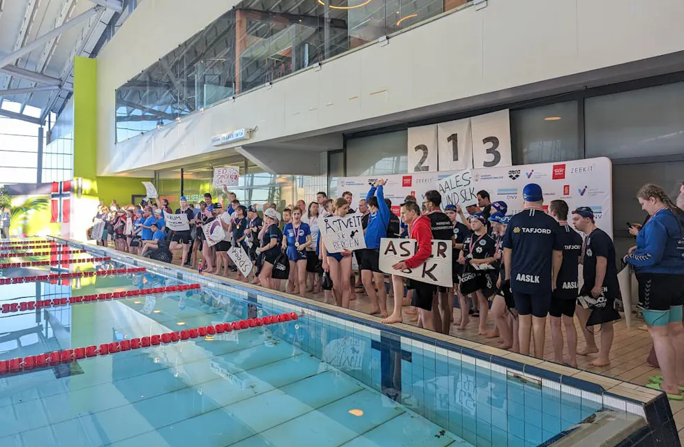 INNMARSJ PÅ NORDTVET: Svømmere fra hele landet samles ved bassengkanten under innmarsjen på landsstevnet i svømming på Nordtvet bad. Årets stevne samler rekordmange deltakere.