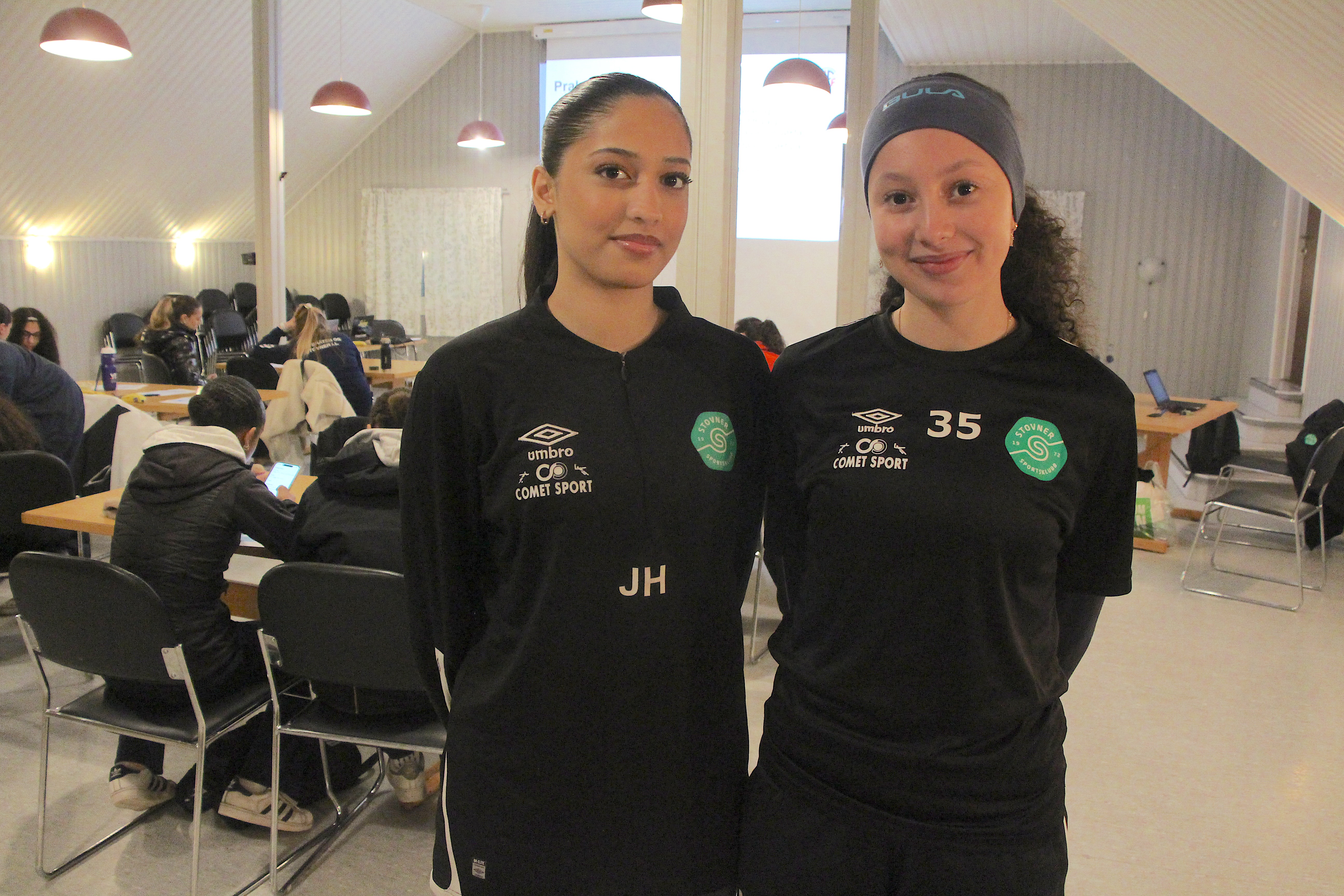 VIL UTGJØRE EN FORSKJELL: Jayana (t.v) og Maria mener fotballen går glipp av verdifull kompetanse når jentene uteblir. Det vil 16-åringene gjøre noe med.  