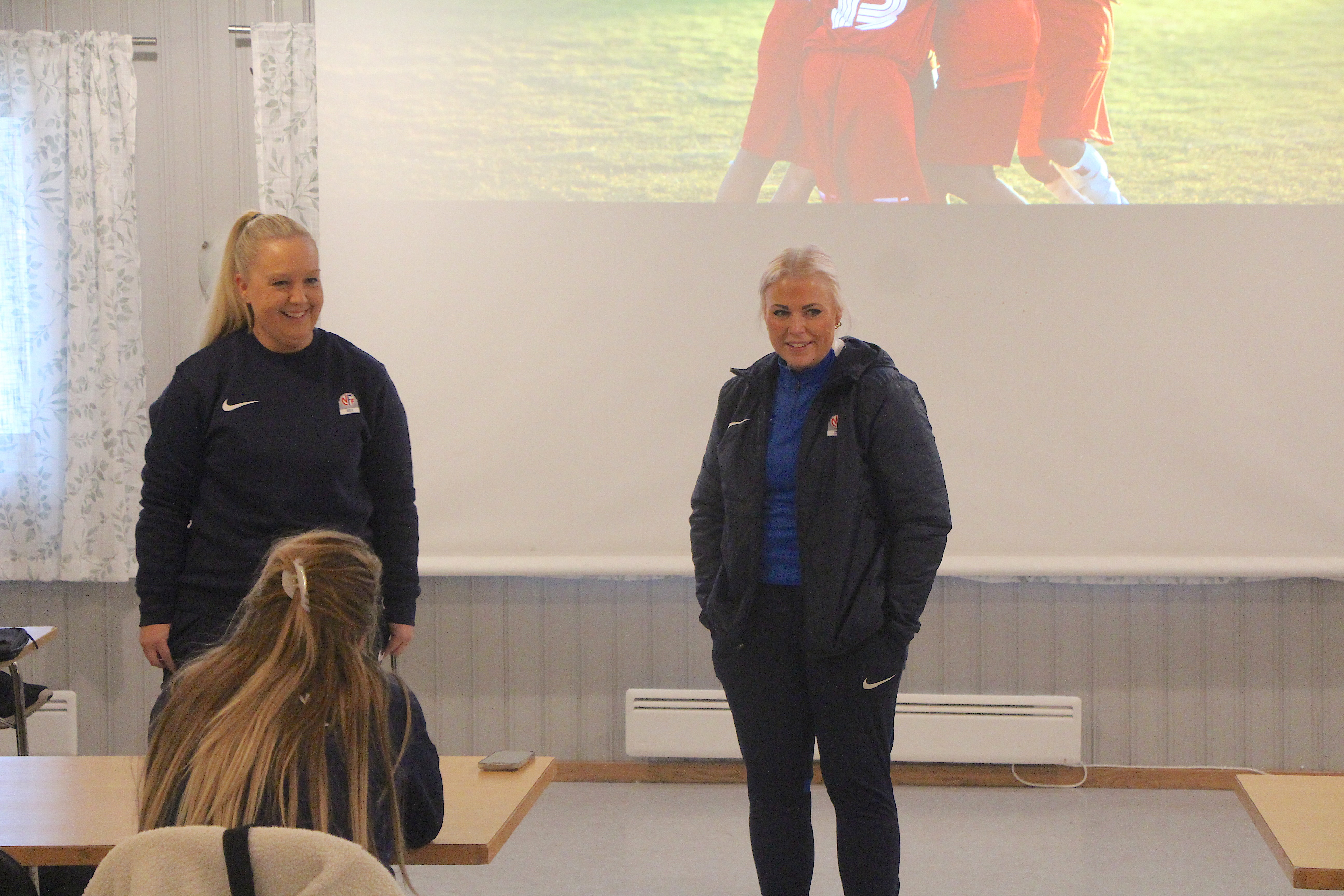 KREVENDE: Det er et omfattende kurs som krever mye av jentene. Fullfører de, ligger det en spennende UEFA-lisens i potten. Her med Katrine Tretteng (t.v) og Tina Thon Johansen, trenerveileder NFF Oslo. 