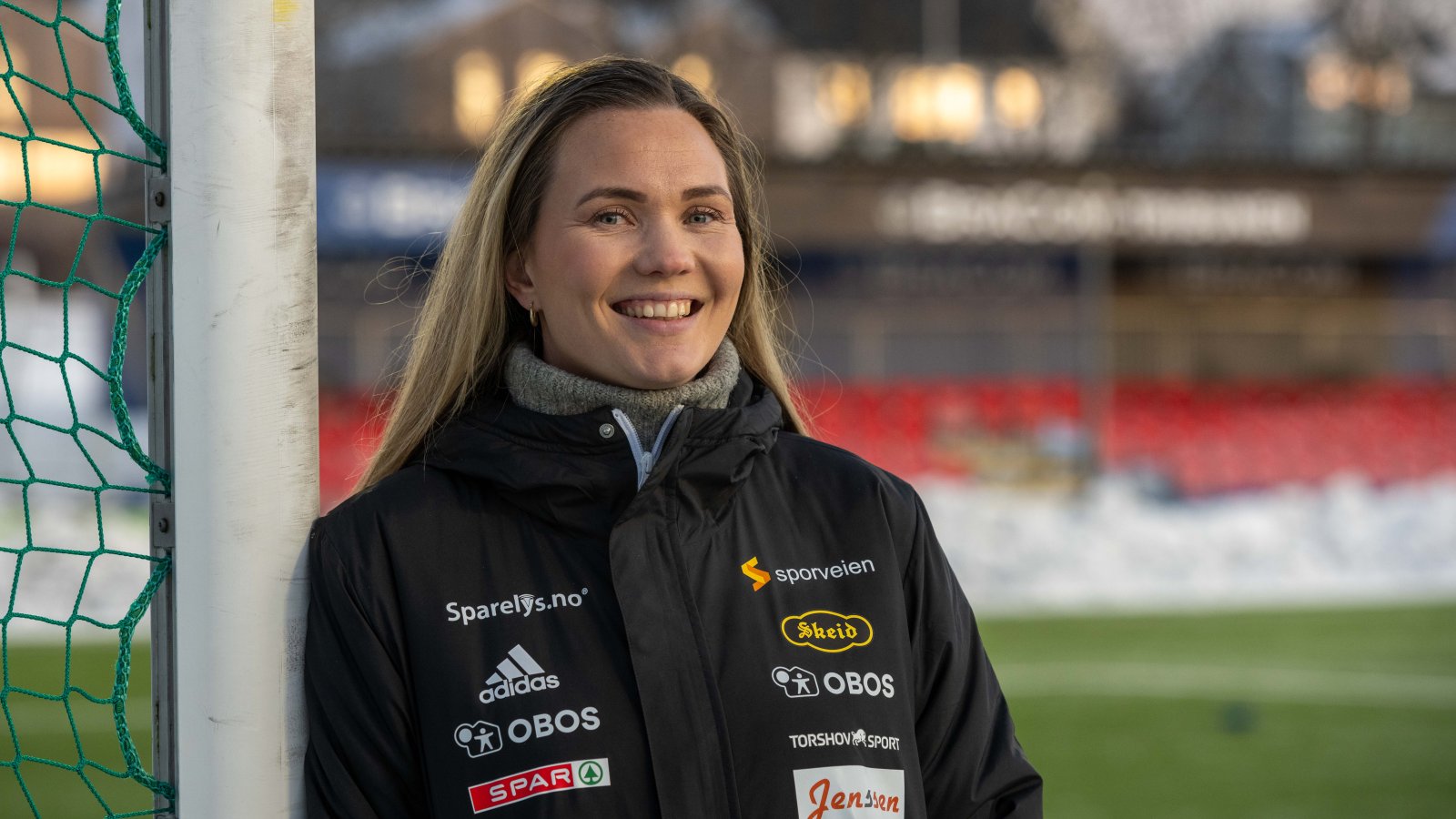 SÅNN SKAL DET GJØRES: Vilde Mollestad Rislaa syns det er spennende å høre om trenerkurset på Stovner der unge jenter utdanner seg til å bli trenere. Kanskje er de fremtidige kolleger og rivaler?