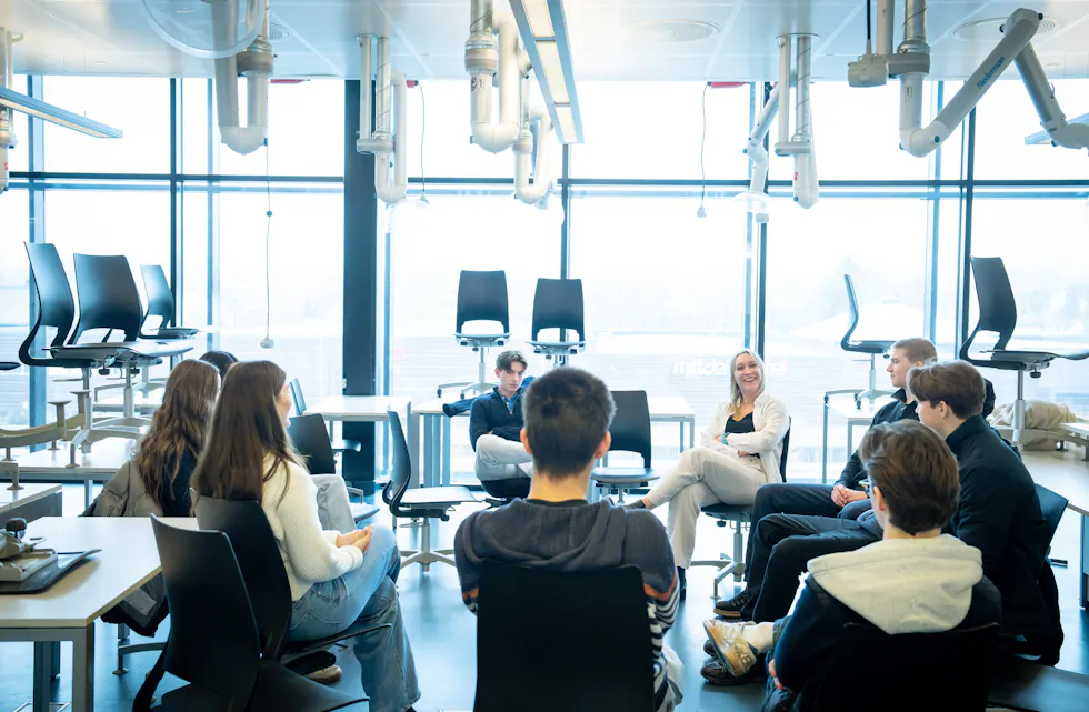 INNBLIKK I REALFAG: Kuben-elevene fikk se mer av realfagene da Nasjonalt senter for Realfagsrekruttering tok turen.