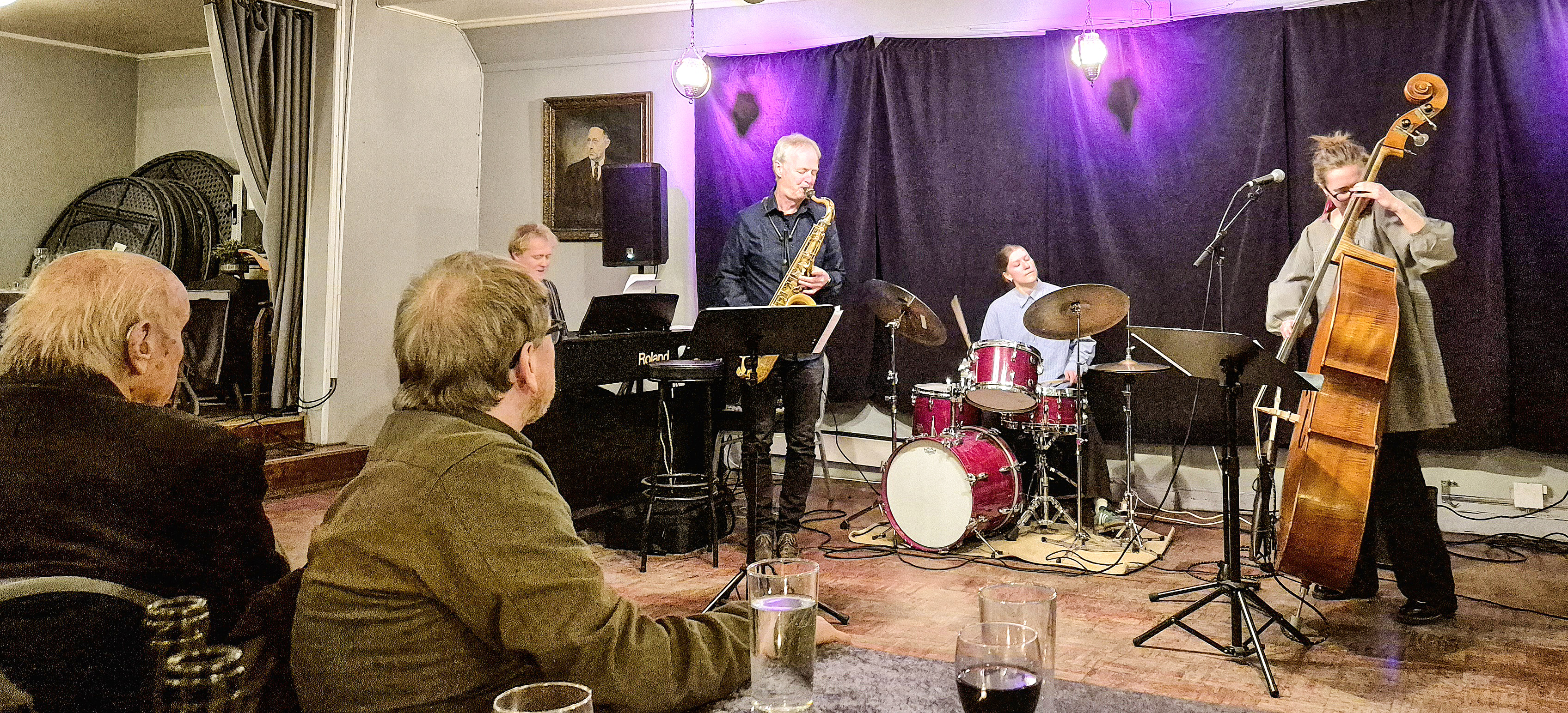 Kvartetten i godt driv. Kjell Eriksen og Trong Leberg følger godt med fra første rad..