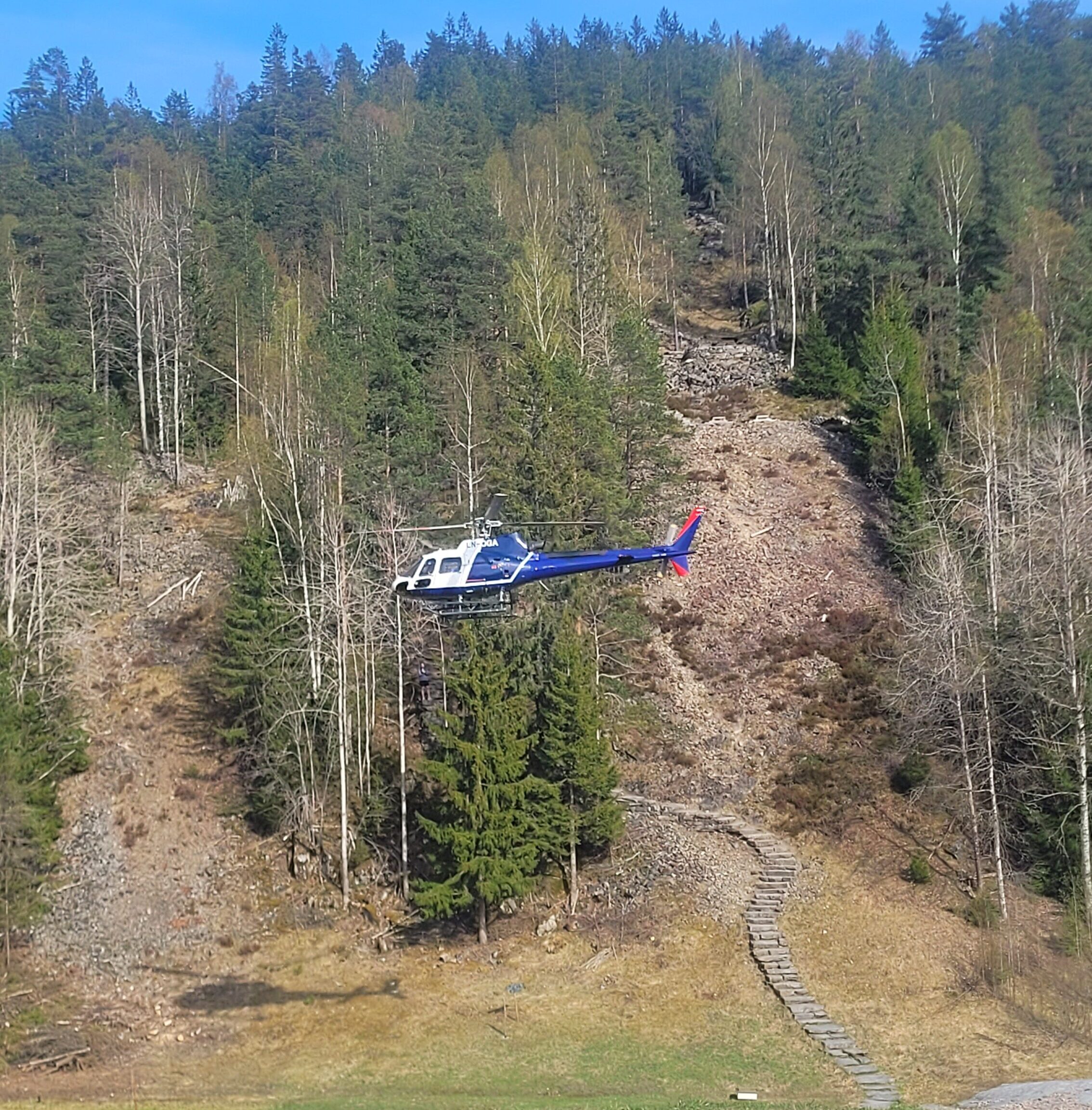 PRESISJONSFLYGING: Sånn ser det ut når Airlift flyr helikopter nesten ned i det gamle unnarennet i Liabratten. 