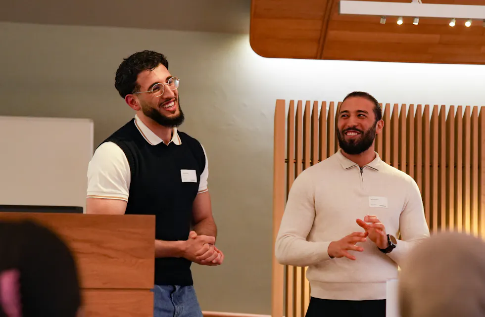 OVERLEVDE: Brødrene Reda og Yahya Naser forteller sin historie under visningen på Stortinget. Etter et dramatisk knivangrep i 2022, der Yahya var døden nær, har de valgt en vei preget av forsoning og ny retning i livet. Nå håper de filmen kan bidra til forståelse og endring