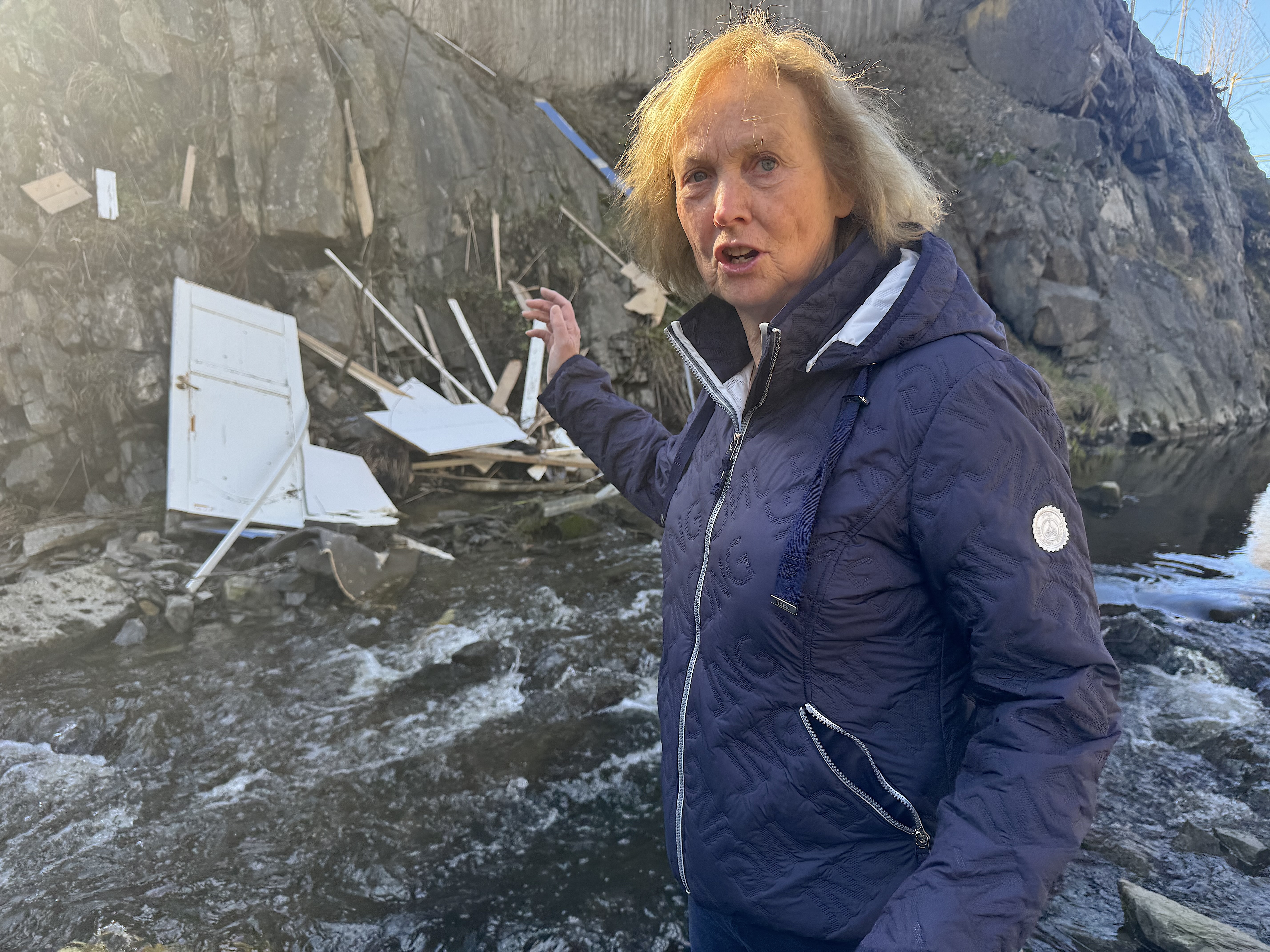 RASER: Elizabeth Massey reagerer kraftig på forsøplingen langs Ellingsrudelva, og har varslet både Oslo og Lørenskog kommune siden i høst uten at noe har skjedd. Først nå loves det opprydding i området.