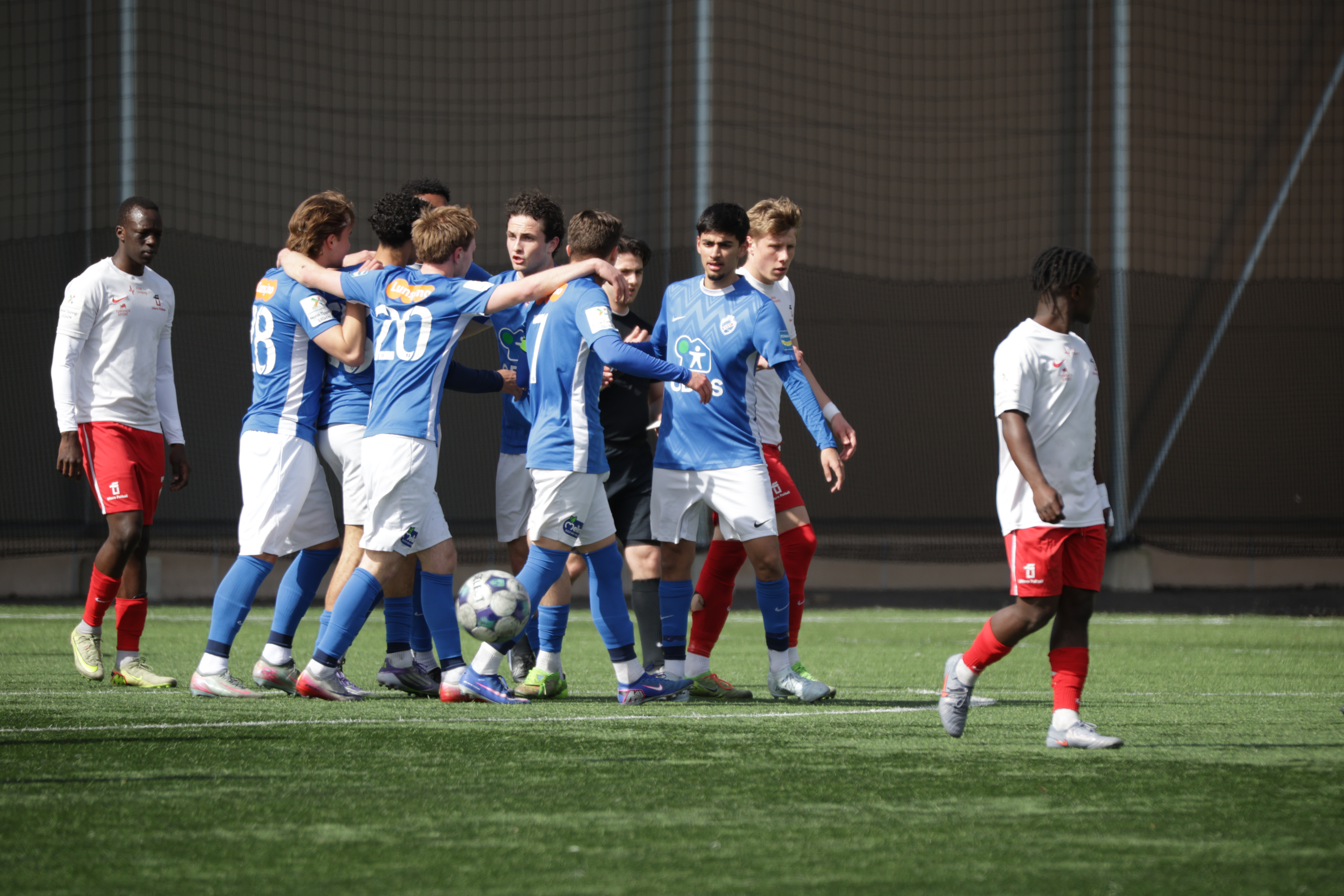 LETTELSE OG JUBEL: Grei-spillerne jubler etter å ha sikret sesongens første seier hjemme på Grei kunstgress. Hjemmelaget ledet 3–0 før Ullern skapte spenning med to sene scoringer, men Grei holdt unna og kunne til slutt feire en etterlengtet 3–2-seier (Foto: Tom Evensen).