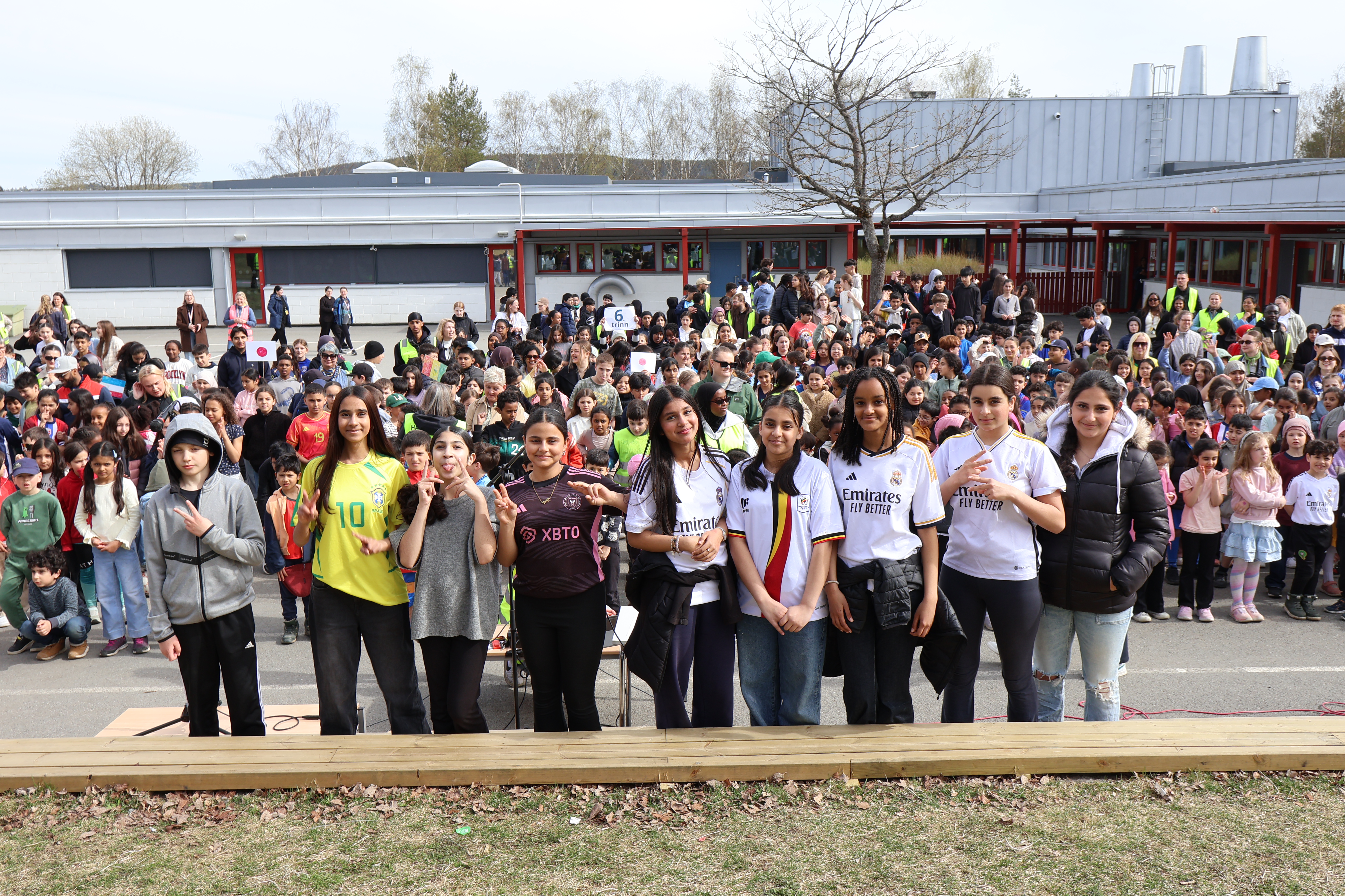 SANGSTJERNER: Jamil (12, f.v.), Rasheeda (13), Isha (12), Dima (12), Zanab (12), Amilia (13), Saron (12), Talia (12) og Meryell (13) imponerte stort da de sang Haugen skoles helt egen VM-sang for aller første gang. 